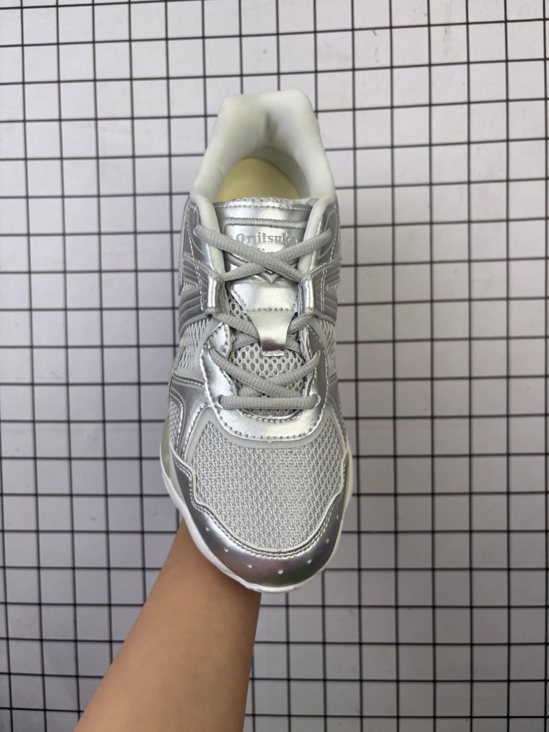 💰160
公司级:亚瑟士Onitsuka Tiger鬼塚虎 ULTI RS TIGRUN 时尚百搭 耐磨 低帮运动休闲鞋
全新ICON LOGO 采用特色网布和皮革的异材质拼接 轻量且富有弹性的材质 赋予双脚弹跳般的穿着感 前掌与后跟两处可视化GEL胶 提升缓震性能 外置TRUSSTIC中桥 增强稳定性 流线型鞋底融入了品牌象征的老虎图案 带来强烈的视觉冲击 兼顾弯曲性与缓震
从1980至2000年代的跑鞋中汲取灵感 将弹性脚感与时尚设计巧妙融合 成为都市风格穿搭的理想之选
货号:1183C478-100
Size:36~45
编码足Y