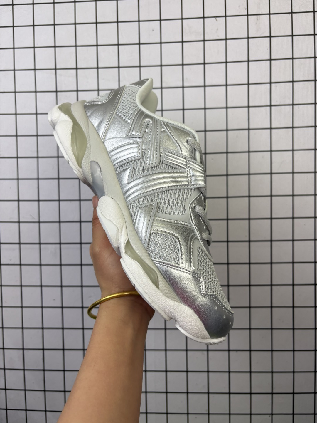 💰160
公司级:亚瑟士Onitsuka Tiger鬼塚虎 ULTI RS TIGRUN 时尚百搭 耐磨 低帮运动休闲鞋
全新ICON LOGO 采用特色网布和皮革的异材质拼接 轻量且富有弹性的材质 赋予双脚弹跳般的穿着感 前掌与后跟两处可视化GEL胶 提升缓震性能 外置TRUSSTIC中桥 增强稳定性 流线型鞋底融入了品牌象征的老虎图案 带来强烈的视觉冲击 兼顾弯曲性与缓震
从1980至2000年代的跑鞋中汲取灵感 将弹性脚感与时尚设计巧妙融合 成为都市风格穿搭的理想之选
货号:1183C478-100
Size:36~45
编码足Y