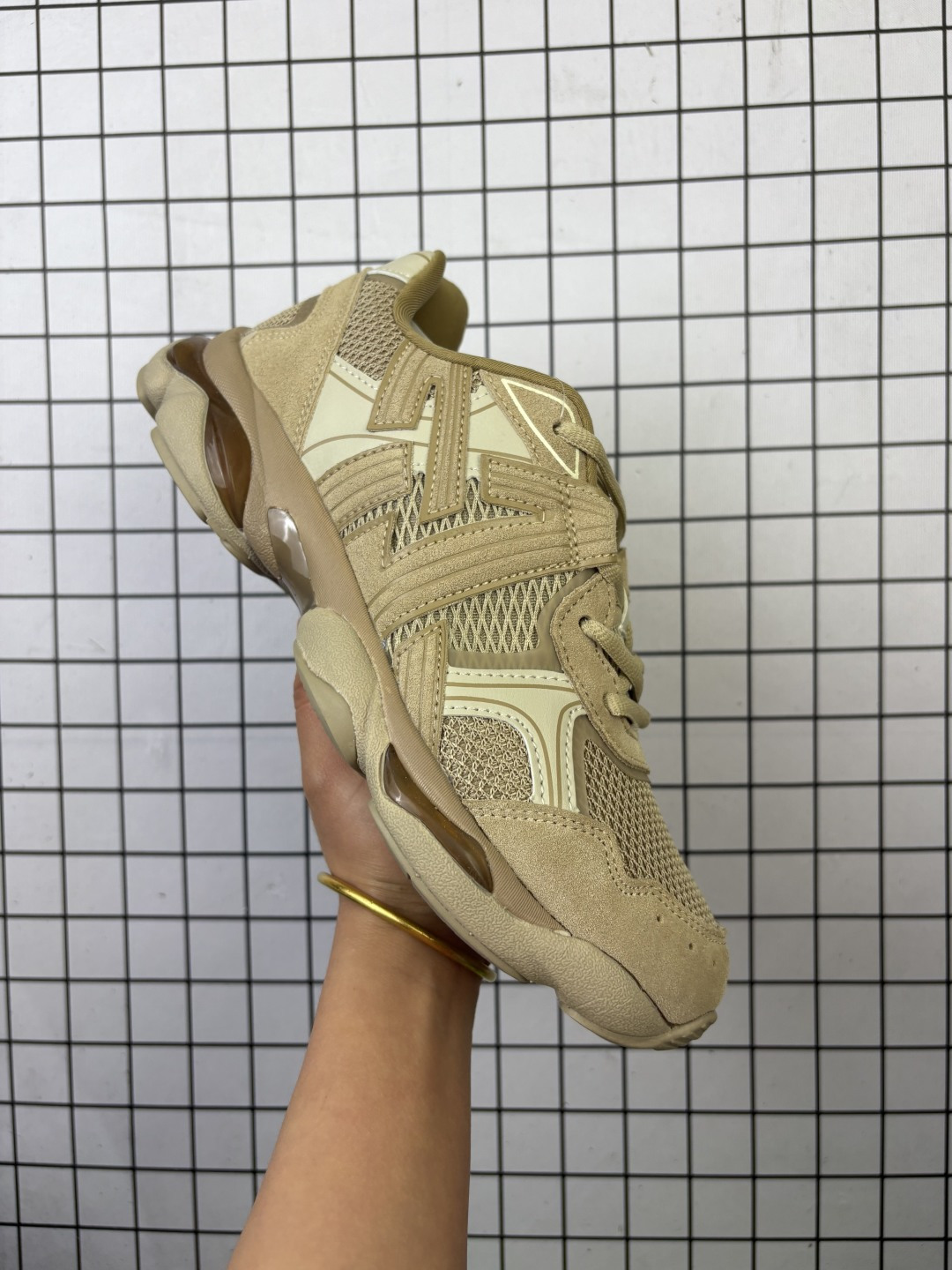 💰160
公司级:亚瑟士Onitsuka Tiger鬼塚虎 ULTI RS TIGRUN 时尚百搭 耐磨 低帮运动休闲鞋
全新ICON LOGO 采用特色网布和皮革的异材质拼接 轻量且富有弹性的材质 赋予双脚弹跳般的穿着感 前掌与后跟两处可视化GEL胶 提升缓震性能 外置TRUSSTIC中桥 增强稳定性 流线型鞋底融入了品牌象征的老虎图案 带来强烈的视觉冲击 兼顾弯曲性与缓震
从1980至2000年代的跑鞋中汲取灵感 将弹性脚感与时尚设计巧妙融合 成为都市风格穿搭的理想之选
货号:1183C478-100
Size:36~45
编码足Y