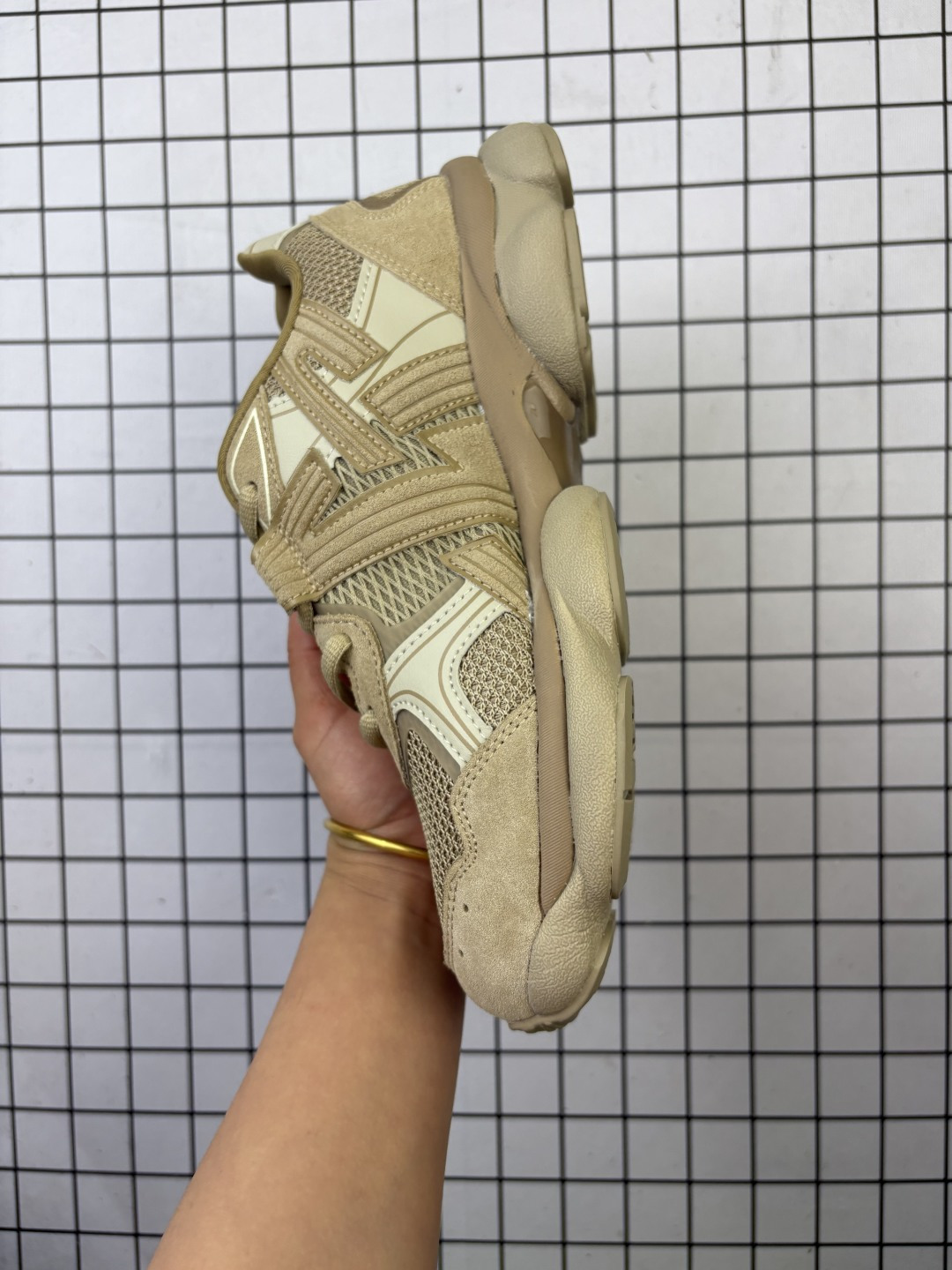 💰160
公司级:亚瑟士Onitsuka Tiger鬼塚虎 ULTI RS TIGRUN 时尚百搭 耐磨 低帮运动休闲鞋
全新ICON LOGO 采用特色网布和皮革的异材质拼接 轻量且富有弹性的材质 赋予双脚弹跳般的穿着感 前掌与后跟两处可视化GEL胶 提升缓震性能 外置TRUSSTIC中桥 增强稳定性 流线型鞋底融入了品牌象征的老虎图案 带来强烈的视觉冲击 兼顾弯曲性与缓震
从1980至2000年代的跑鞋中汲取灵感 将弹性脚感与时尚设计巧妙融合 成为都市风格穿搭的理想之选
货号:1183C478-100
Size:36~45
编码足Y