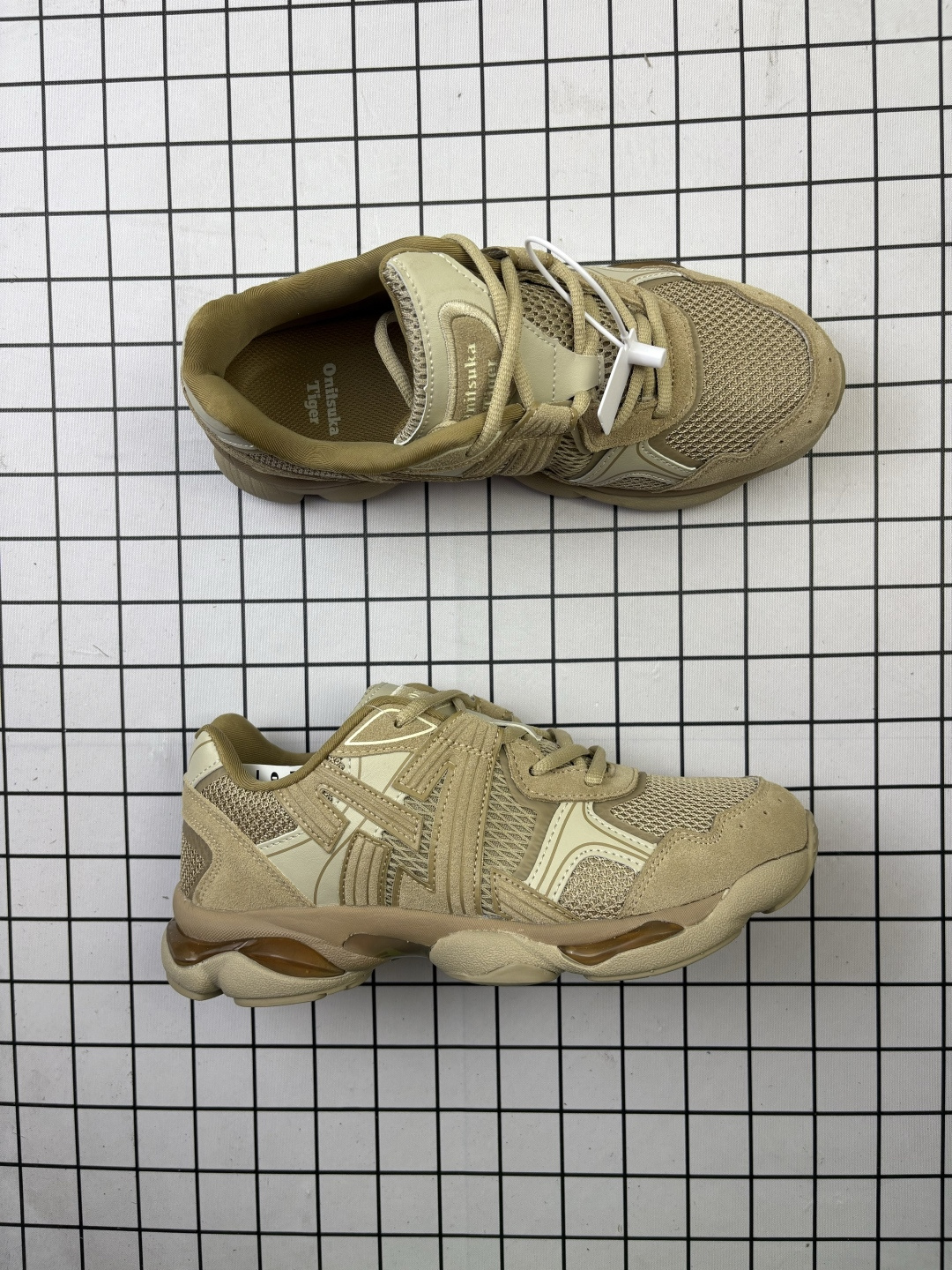 💰160
公司级:亚瑟士Onitsuka Tiger鬼塚虎 ULTI RS TIGRUN 时尚百搭 耐磨 低帮运动休闲鞋
全新ICON LOGO 采用特色网布和皮革的异材质拼接 轻量且富有弹性的材质 赋予双脚弹跳般的穿着感 前掌与后跟两处可视化GEL胶 提升缓震性能 外置TRUSSTIC中桥 增强稳定性 流线型鞋底融入了品牌象征的老虎图案 带来强烈的视觉冲击 兼顾弯曲性与缓震
从1980至2000年代的跑鞋中汲取灵感 将弹性脚感与时尚设计巧妙融合 成为都市风格穿搭的理想之选
货号:1183C478-100
Size:36~45
编码足Y