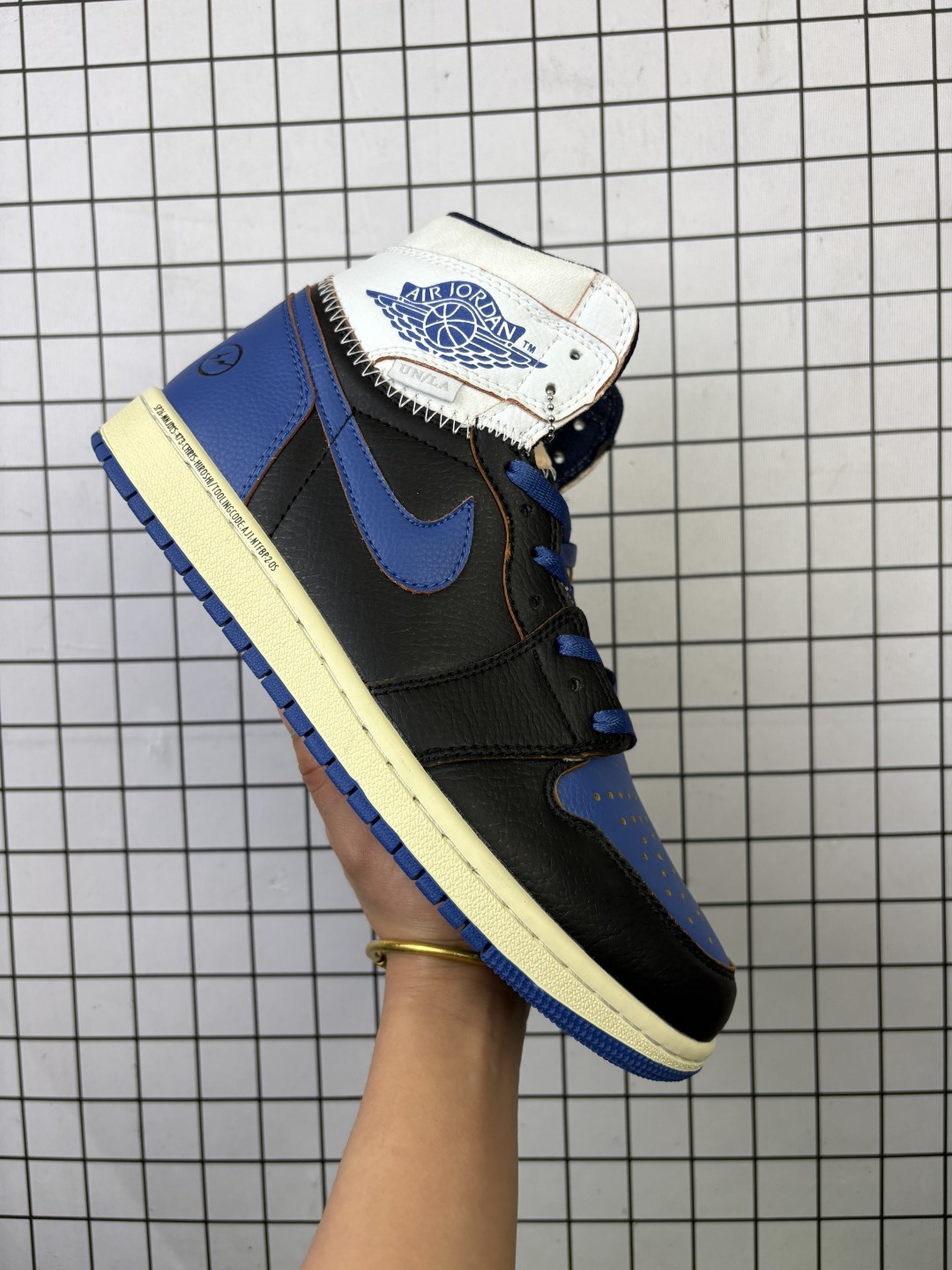 Fragment Design x Union x Jordan Air Jordan 1 Retro High Og Nrg 三方联名款 牛皮 舒适 防滑 高帮 复古篮球鞋 男女同款 Air Jordan 1于1985年推出,是耐克第一双以乔丹名字命名的篮球鞋,正是这双鞋,开启了一个时代.Air Jordan 1外形的灵感来自于在当年风靡一时的AirForce 1,同时降低中底厚度,减轻重量,增加贴地感,并采用了后掌Air Sole气垫和最经典的飞翼Logo来自于当时的Nike创意总监Peter Moore. 编码:给L