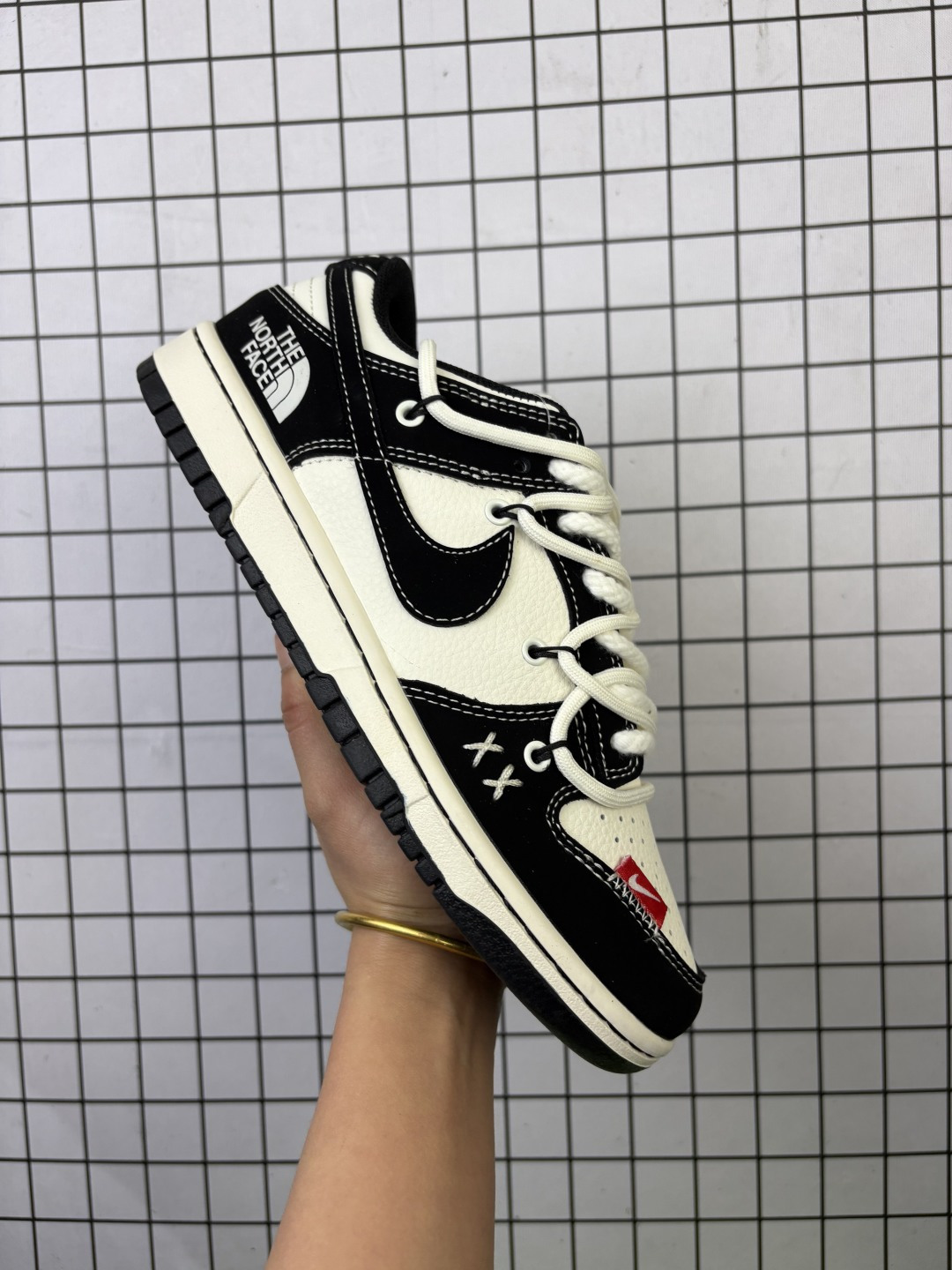 💰170
Nike/耐克 男女鞋真标半码制,全新更新数据窄楦翘头版型,采用固色猪巴革组合荔枝纹牛剖革鞋面材质,缜密拉帮中底布,鞋垫嵌EVA缓震物料及背胶,全新窄版翘头耐磨橡胶大底❗️创意定制联名,著名户外品牌·北面/The North Face x Nike SB Dunk Low"The North Face"扣篮系列低帮休闲运动滑板板鞋“ YX5066-287
类型:男女鞋
码数:36 36.5 37.5 38 38.5 39 40 40.5 41 42 42.5 43 44 45
编码577