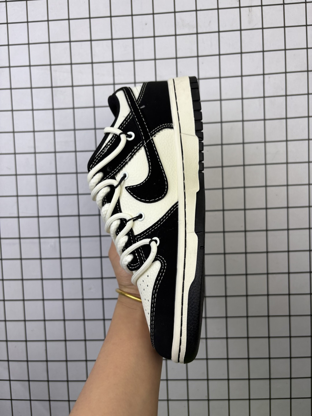 💰170
Nike/耐克 男女鞋真标半码制,全新更新数据窄楦翘头版型,采用固色猪巴革组合荔枝纹牛剖革鞋面材质,缜密拉帮中底布,鞋垫嵌EVA缓震物料及背胶,全新窄版翘头耐磨橡胶大底❗️创意定制联名,著名户外品牌·北面/The North Face x Nike SB Dunk Low"The North Face"扣篮系列低帮休闲运动滑板板鞋“ YX5066-287
类型:男女鞋
码数:36 36.5 37.5 38 38.5 39 40 40.5 41 42 42.5 43 44 45
编码577