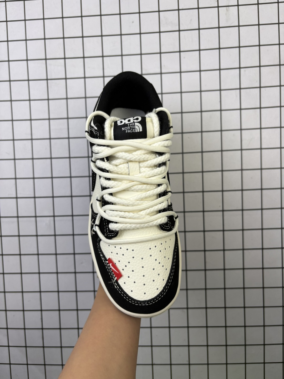 💰170
Nike/耐克 男女鞋真标半码制,全新更新数据窄楦翘头版型,采用固色猪巴革组合荔枝纹牛剖革鞋面材质,缜密拉帮中底布,鞋垫嵌EVA缓震物料及背胶,全新窄版翘头耐磨橡胶大底❗️创意定制联名,著名户外品牌·北面/The North Face x Nike SB Dunk Low"The North Face"扣篮系列低帮休闲运动滑板板鞋“ YX5066-287
类型:男女鞋
码数:36 36.5 37.5 38 38.5 39 40 40.5 41 42 42.5 43 44 45
编码577