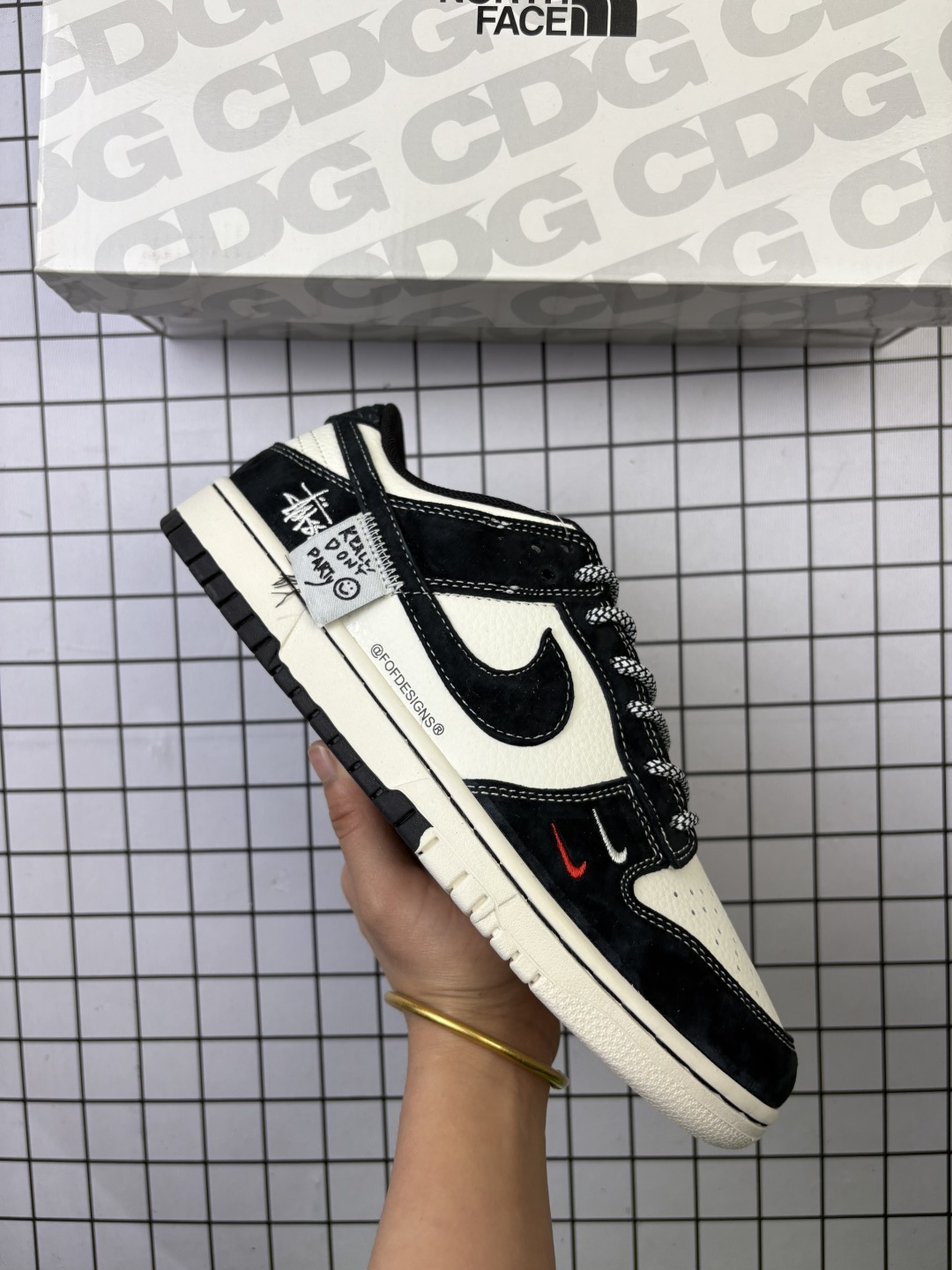 🈴💰170
Nike/耐克 男女鞋真标半码制,全新更新数据窄楦翘头版型,采用固色猪巴革组合荔枝纹牛剖革鞋面材质,缜密拉帮中底布,鞋垫嵌EVA缓震物料及背胶,全新窄版翘头耐磨橡胶大底❗️创意定制联名,著名户外品牌·北面/The North Face x Nike SB Dunk Low"The North Face"扣篮系列低帮休闲运动滑板板鞋“ YX5066-287
类型:男女鞋
码数:36 36.5 37.5 38 38.5 39 40 40.5 41 42 42.5 43 44 45
编码577