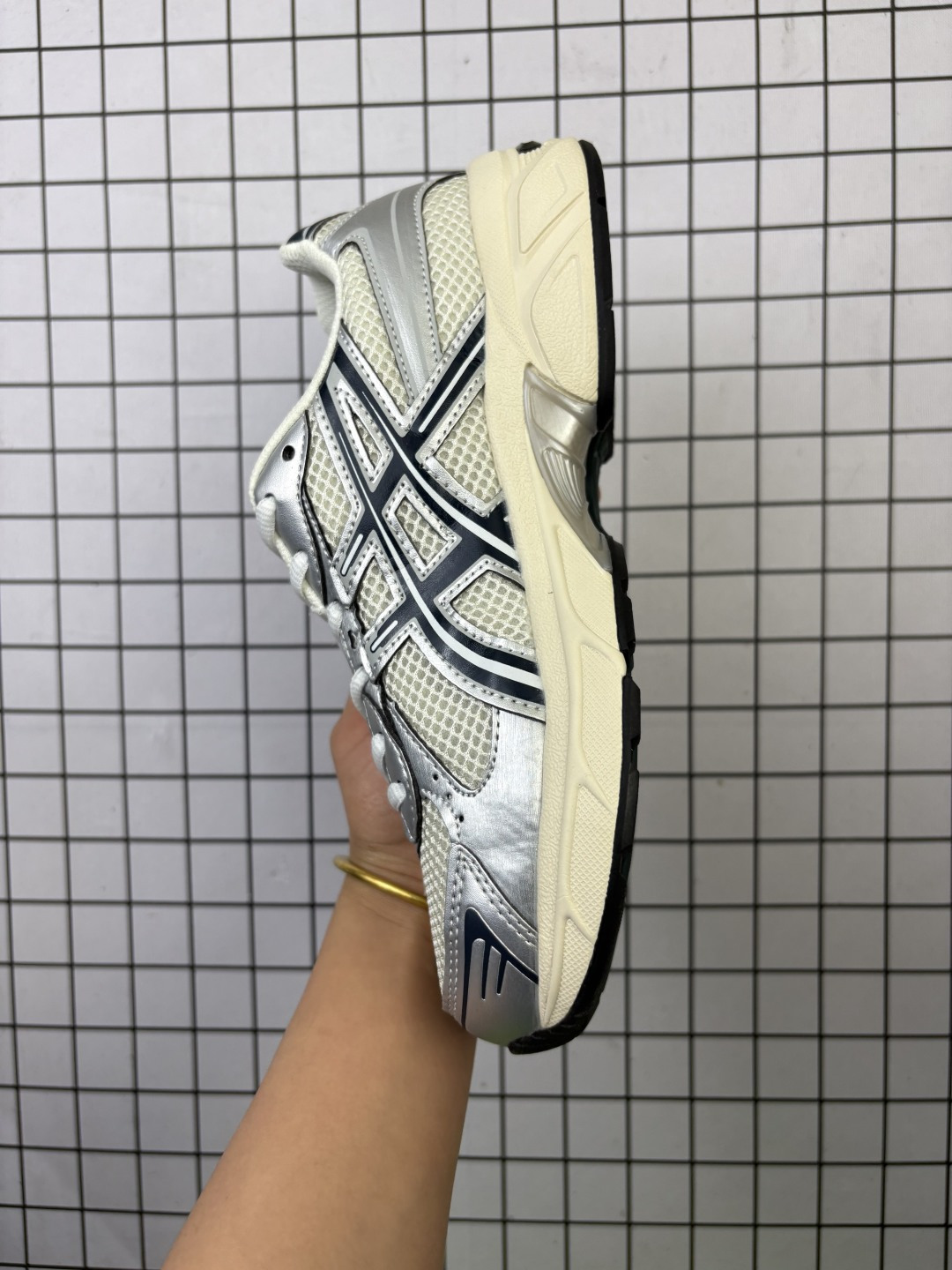 亚瑟士Asics Gel-1130舒适运动防滑耐磨低帮休闲跑步鞋在透气和防滑方面也是很出色有前掌透气网布加上鞋底x型纹路增强了透气性和地面抓地力跑起来也能感受到减震回弹的反馈是一双很不错的户外跑鞋和百搭通勤鞋鞋子做工整个鞋身黑色搭配银色线条 Y2k的机能户外风十足后脚跟不会磨脚鞋舌比较薄不压脚整体采用皮革和合成革的拼接鞋底橡胶大底后掌有些许气垫缓震 货号:1202A164 编码771