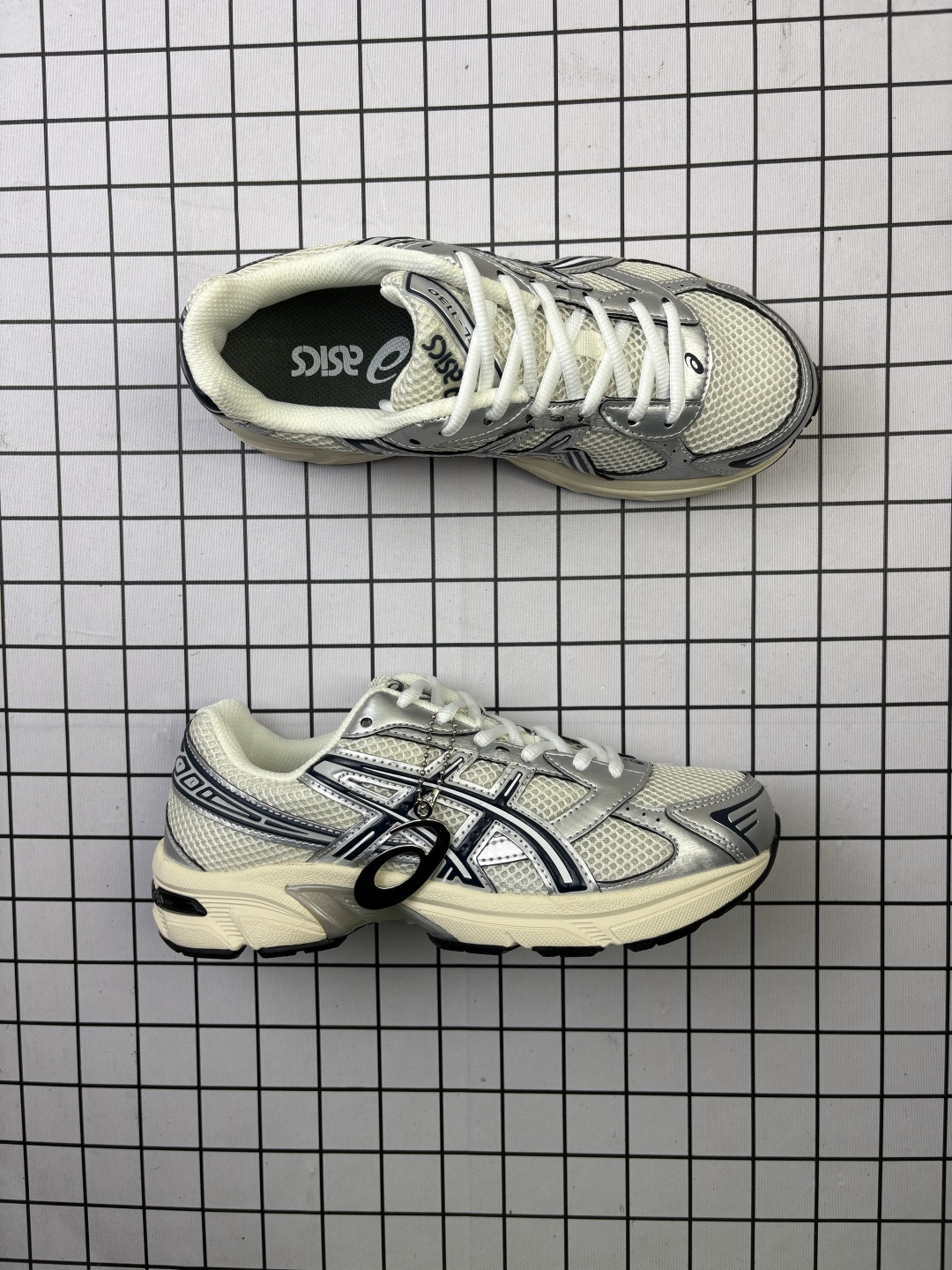 亚瑟士Asics Gel-1130舒适运动防滑耐磨低帮休闲跑步鞋在透气和防滑方面也是很出色有前掌透气网布加上鞋底x型纹路增强了透气性和地面抓地力跑起来也能感受到减震回弹的反馈是一双很不错的户外跑鞋和百搭通勤鞋鞋子做工整个鞋身黑色搭配银色线条 Y2k的机能户外风十足后脚跟不会磨脚鞋舌比较薄不压脚整体采用皮革和合成革的拼接鞋底橡胶大底后掌有些许气垫缓震 货号:1202A164 编码771