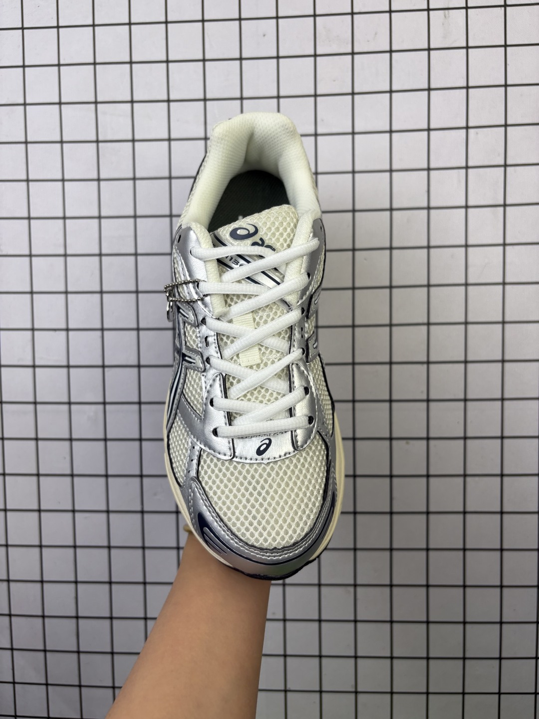 亚瑟士Asics Gel-1130舒适运动防滑耐磨低帮休闲跑步鞋在透气和防滑方面也是很出色有前掌透气网布加上鞋底x型纹路增强了透气性和地面抓地力跑起来也能感受到减震回弹的反馈是一双很不错的户外跑鞋和百搭通勤鞋鞋子做工整个鞋身黑色搭配银色线条 Y2k的机能户外风十足后脚跟不会磨脚鞋舌比较薄不压脚整体采用皮革和合成革的拼接鞋底橡胶大底后掌有些许气垫缓震 货号:1202A164 编码771