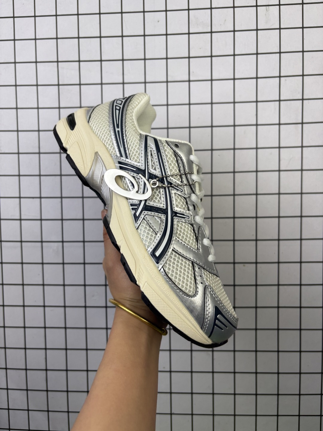 亚瑟士Asics Gel-1130舒适运动防滑耐磨低帮休闲跑步鞋在透气和防滑方面也是很出色有前掌透气网布加上鞋底x型纹路增强了透气性和地面抓地力跑起来也能感受到减震回弹的反馈是一双很不错的户外跑鞋和百搭通勤鞋鞋子做工整个鞋身黑色搭配银色线条 Y2k的机能户外风十足后脚跟不会磨脚鞋舌比较薄不压脚整体采用皮革和合成革的拼接鞋底橡胶大底后掌有些许气垫缓震 货号:1202A164 编码771