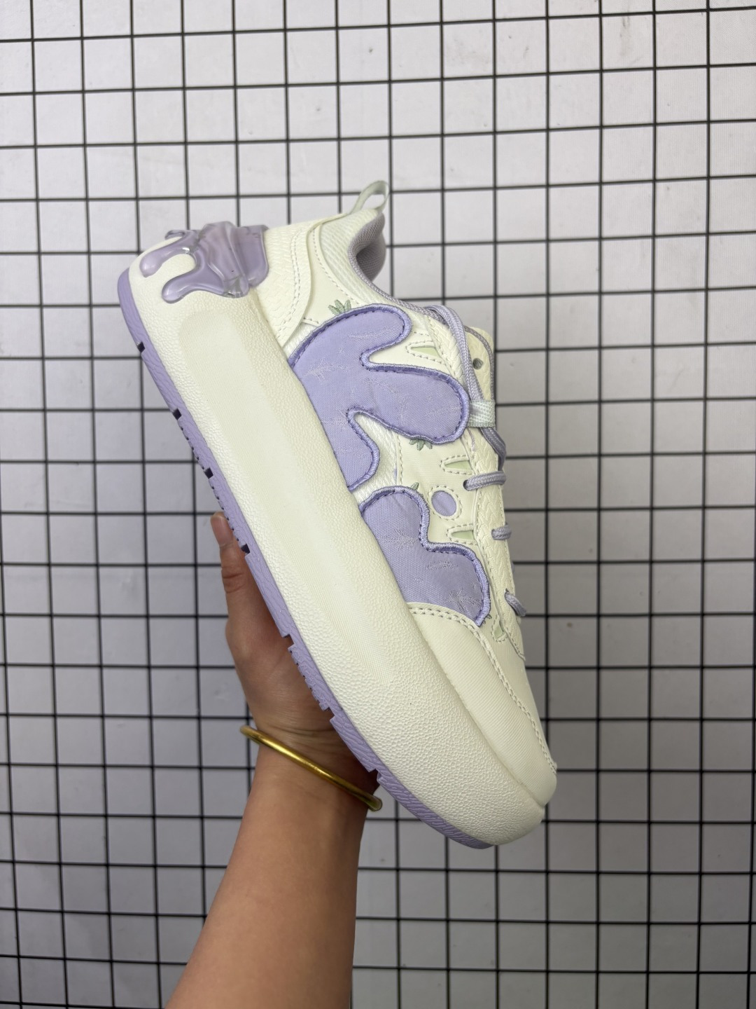 💰150
公司级✅斐乐Fila Fusion Croissant 可颂面包系列老爹风增高厚底复古中性休闲运动慢跑鞋
百年运动时尚品牌FLA创建于1911年意大利Biella小镇,是FILA兄弟创立的一家纺织和针织的服装品牌。百年来,FLA已经成长为世界知名运动品牌,其产品不仅具有高专业性,同时也具有青春活力,潮流时尚。FILA的老爹鞋作品牌热门鞋款,被各界潮流时尚人士上脚,其受欢迎程度可见一斑
货号:F12W531139FFI 尺码:35-40(半)
编码757