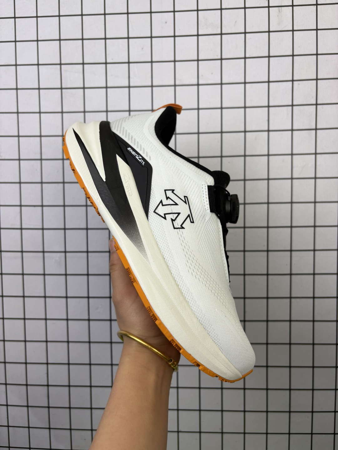 💰230 公司级带半码！ 迪桑特DESCENTE LAVITATE 3.0 时尚防滑 低帮跑步鞋 针织网布无缝拼接鞋面轻薄通透减少摩擦 进口Z FOAM缓震中底 舒适回弹动能加成 部分采用反光饰片 提升夜跑安全性 尺码:36-45 编码757