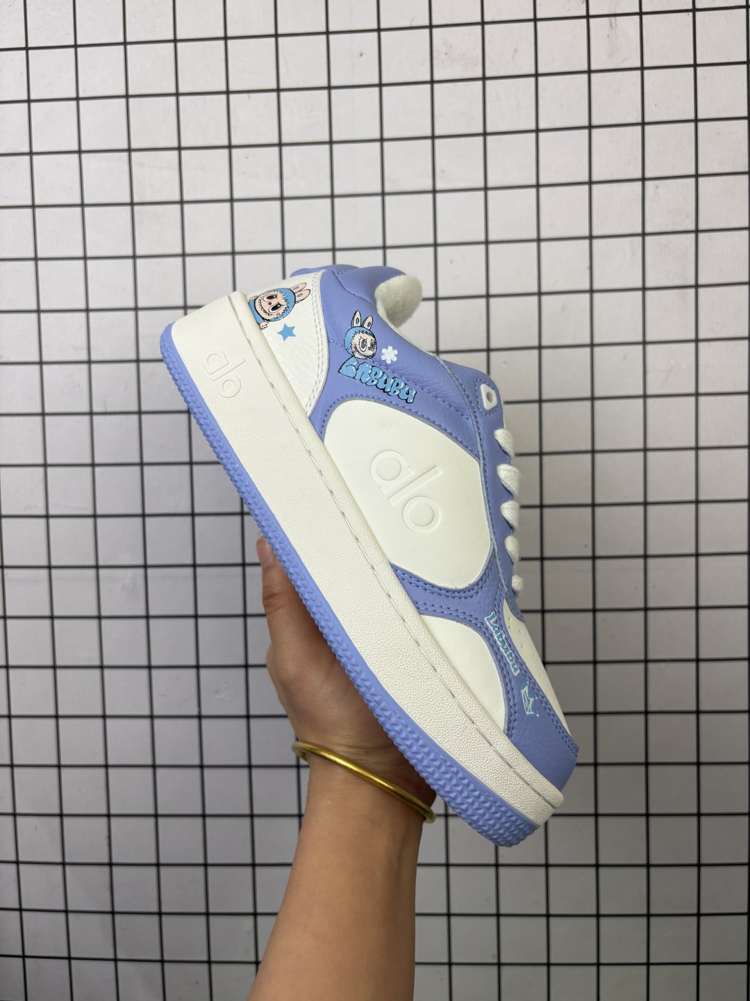 💰130
alo Recovery Mode
yoga 易梦玲 Jisoo智秀同款小白鞋 
等多位明星同款上脚 
主打各大平台外贸主推
佛山大厂采购原材料多处细节一步到位 
一款随意搭配的都好看的鞋子aIo采用增高4cm 主打熊猫🐼色  春夏秋冬四季款🌈 
舒适简约板鞋 TPU防滑耐磨鞋底 #alo #alo女孩 #AIo #健身穿搭 #鞋子推荐 #板鞋2631
尺码: 36-45
编码 旭
货号：ALO RECOVERY