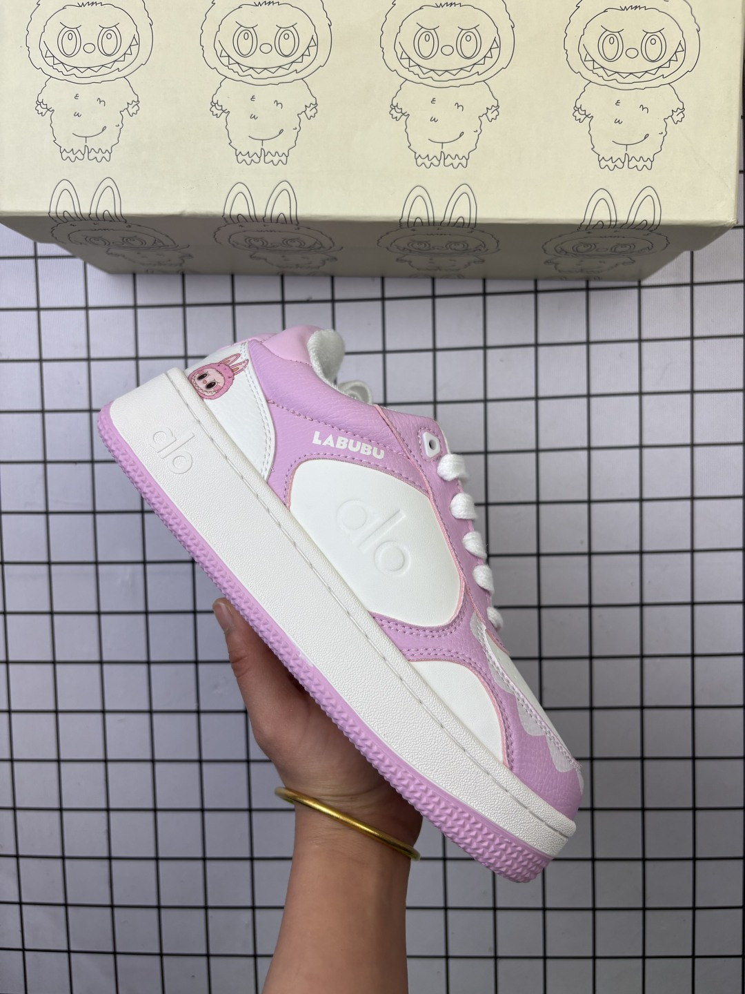 🈴💰130
alo Recovery Mode
yoga 易梦玲 Jisoo智秀同款小白鞋 
等多位明星同款上脚 
主打各大平台外贸主推
佛山大厂采购原材料多处细节一步到位 
一款随意搭配的都好看的鞋子aIo采用增高4cm 主打熊猫🐼色  春夏秋冬四季款🌈 
舒适简约板鞋 TPU防滑耐磨鞋底 #alo #alo女孩 #AIo #健身穿搭 #鞋子推荐 #板鞋2631
尺码: 36-45
编码 旭
货号：ALO RECOVERY