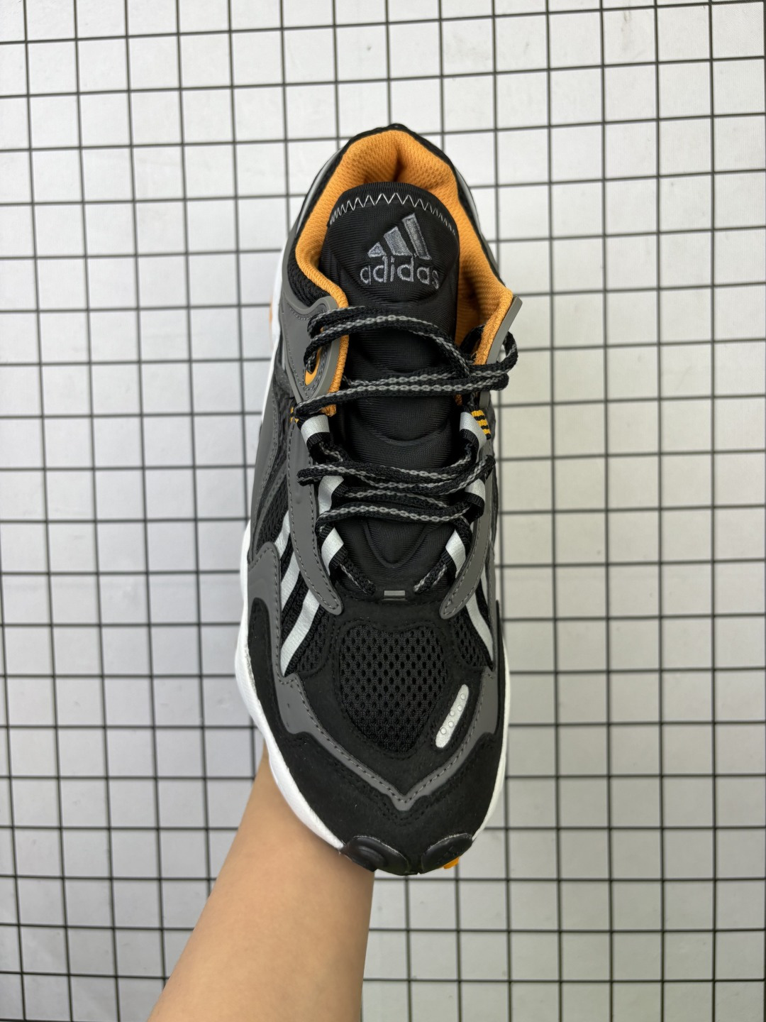 💰150
【新品🔥公司级】阿迪达斯 （adidas）CADIANT FYW GTX 低帮男女休闲鞋 黑武士新款轻便透气防水运动休闲鞋三叶草 CADIANT FYW 男女运动鞋 ID1025厚底潮流老爹鞋情侣款运动休闲鞋

货号:  IG9777
尺码: 40⅔ 41⅓ 42 42⅔ 43⅓ 44 45
编码:  699