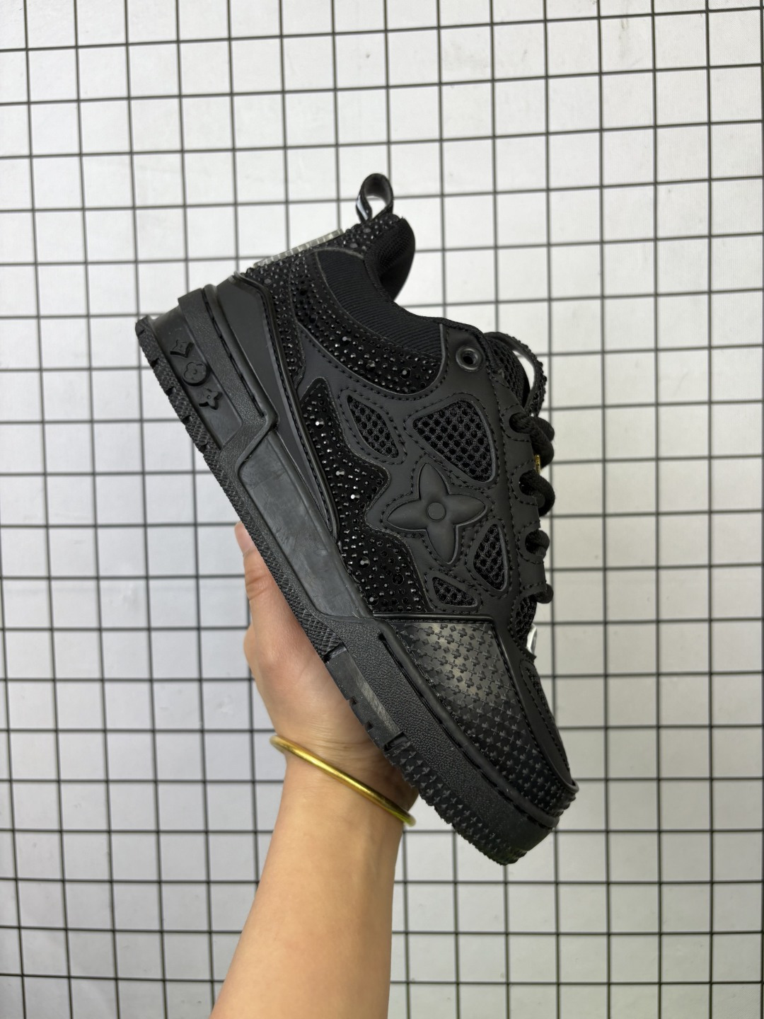 💰140
Louis Vuitton/路易威登 男鞋配置厚实抽屉礼品鞋盒，采用荔枝纹纤维革组合粒面牛剖革鞋面材质，鞋垫嵌入软脚感EVA物料，外置TPR光泽隔色鞋底❗法国巴黎百年奢侈品牌LV路易威登Louis Vuitton Trainer Sneaker Low 运动系列低帮复古百搭休闲运动文化篮球板鞋“ 

类型：男女鞋
码数36-45
编码699