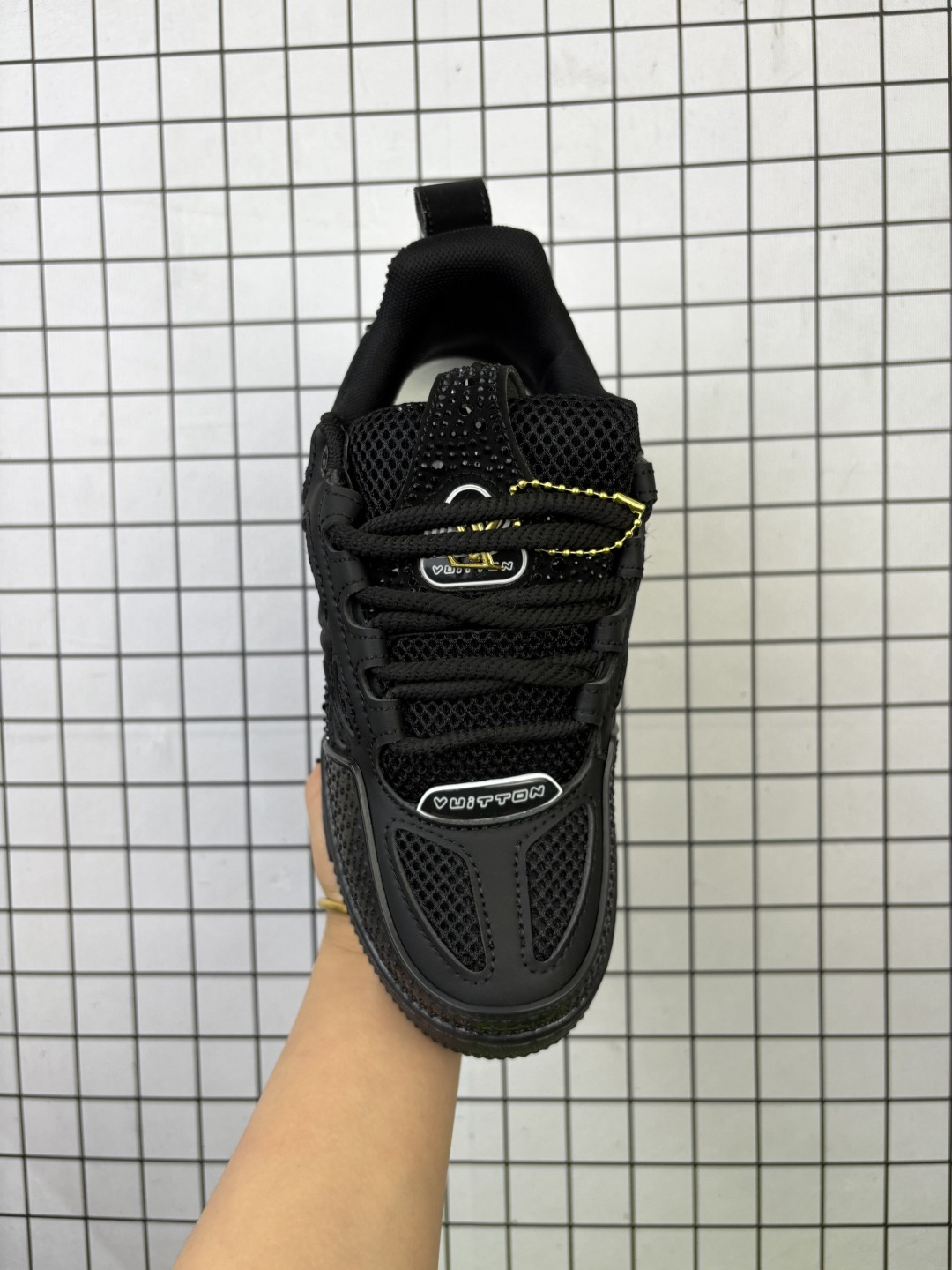 💰140
Louis Vuitton/路易威登 男鞋配置厚实抽屉礼品鞋盒，采用荔枝纹纤维革组合粒面牛剖革鞋面材质，鞋垫嵌入软脚感EVA物料，外置TPR光泽隔色鞋底❗法国巴黎百年奢侈品牌LV路易威登Louis Vuitton Trainer Sneaker Low 运动系列低帮复古百搭休闲运动文化篮球板鞋“ 

类型：男女鞋
码数36-45
编码699