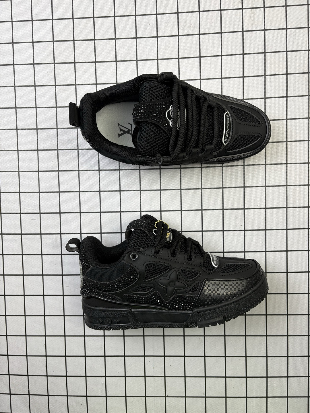 💰140
Louis Vuitton/路易威登 男鞋配置厚实抽屉礼品鞋盒，采用荔枝纹纤维革组合粒面牛剖革鞋面材质，鞋垫嵌入软脚感EVA物料，外置TPR光泽隔色鞋底❗法国巴黎百年奢侈品牌LV路易威登Louis Vuitton Trainer Sneaker Low 运动系列低帮复古百搭休闲运动文化篮球板鞋“ 

类型：男女鞋
码数36-45
编码699