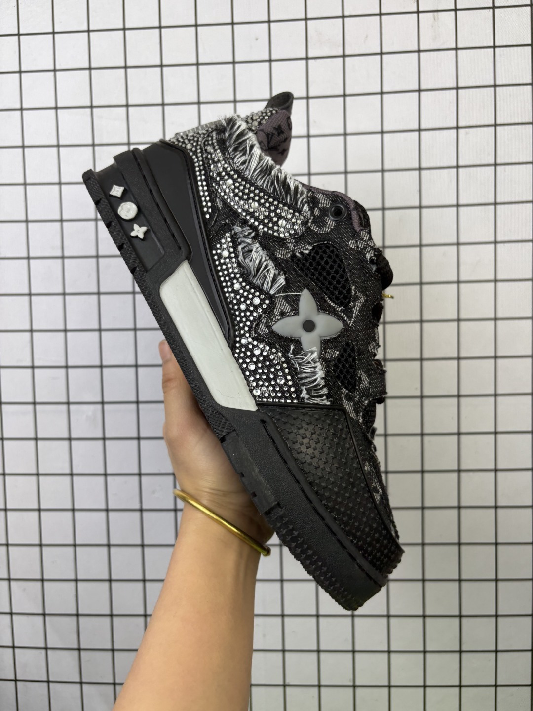 💰140
Louis Vuitton/路易威登 男鞋配置厚实抽屉礼品鞋盒，采用荔枝纹纤维革组合粒面牛剖革鞋面材质，鞋垫嵌入软脚感EVA物料，外置TPR光泽隔色鞋底❗法国巴黎百年奢侈品牌LV路易威登Louis Vuitton Trainer Sneaker Low 运动系列低帮复古百搭休闲运动文化篮球板鞋“ 

类型：男女鞋
码数36-45
编码699