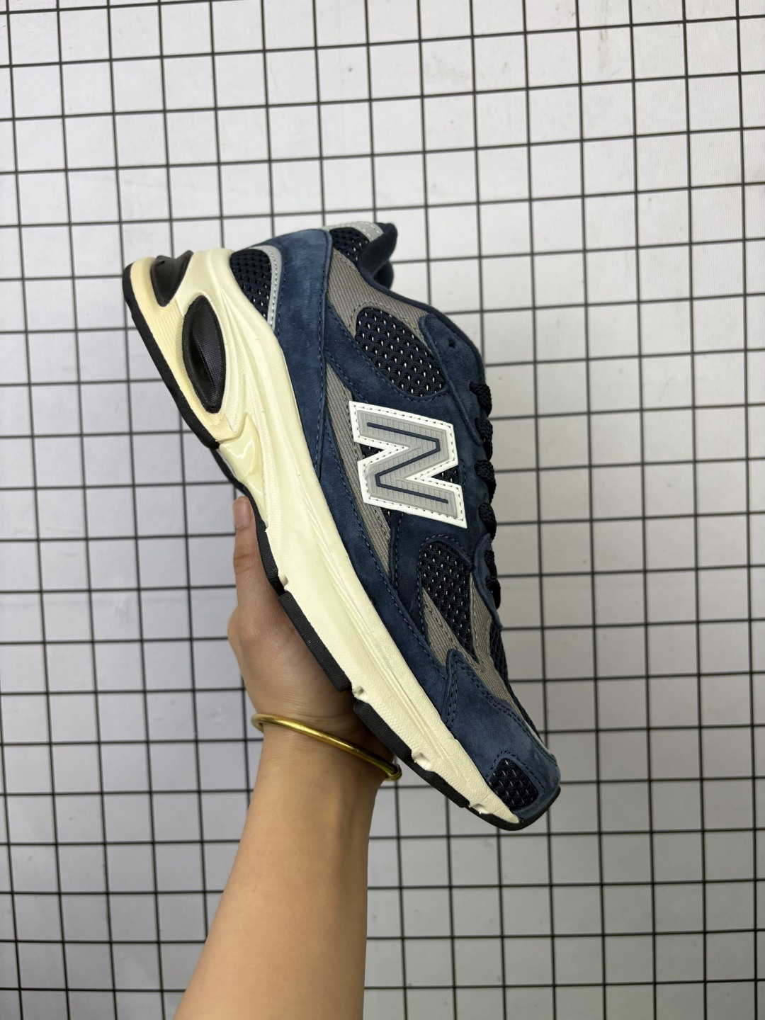 💰150
New Balance 2010系列
新百伦 复古老爹风网布跑步休闲运动鞋
新百伦经典配色 沿袭了面世之初的经典科技 以ENCAP中底配以升级版 N-ERGY缓震物料 鞋面则采用特色的柔软麂皮搭以NewBalance经典的尼龙网布 低调中还原跑鞋本真 更年轻化的设计理念与材质 让新世代青年得以用全新视角体验经典鞋款的传奇魅力
货号:U2010RCA
尺码:36 37 37.5 38 38.5 39.5 40 40.5 41.5 42 42.5 43 44 45
编码764