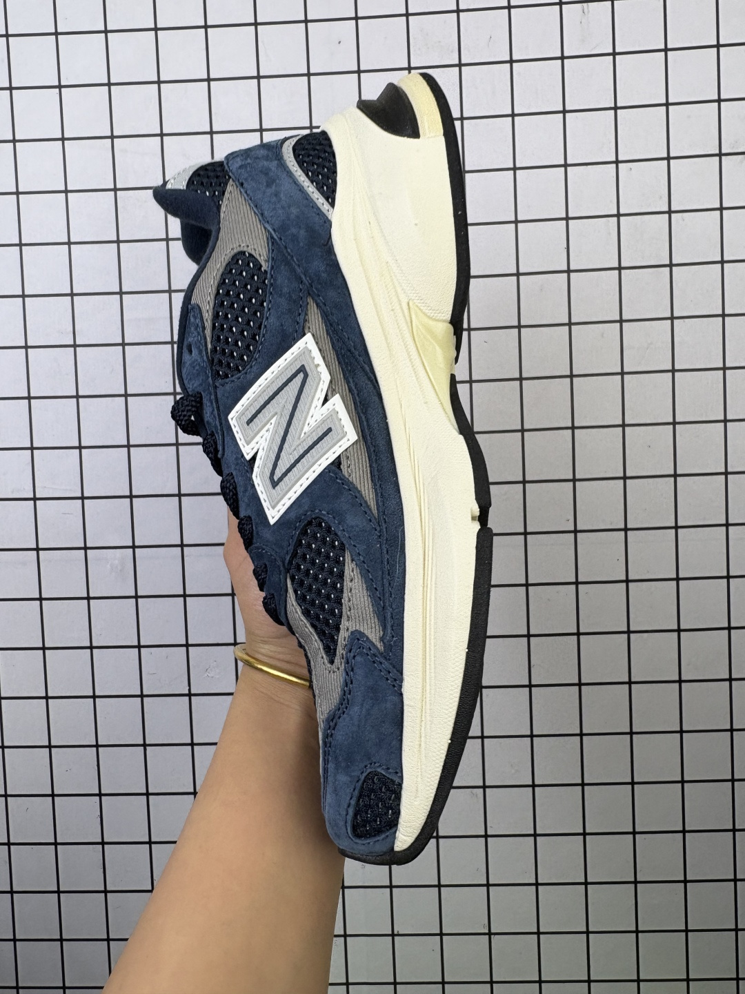 💰150
New Balance 2010系列
新百伦 复古老爹风网布跑步休闲运动鞋
新百伦经典配色 沿袭了面世之初的经典科技 以ENCAP中底配以升级版 N-ERGY缓震物料 鞋面则采用特色的柔软麂皮搭以NewBalance经典的尼龙网布 低调中还原跑鞋本真 更年轻化的设计理念与材质 让新世代青年得以用全新视角体验经典鞋款的传奇魅力
货号:U2010RCA
尺码:36 37 37.5 38 38.5 39.5 40 40.5 41.5 42 42.5 43 44 45
编码764