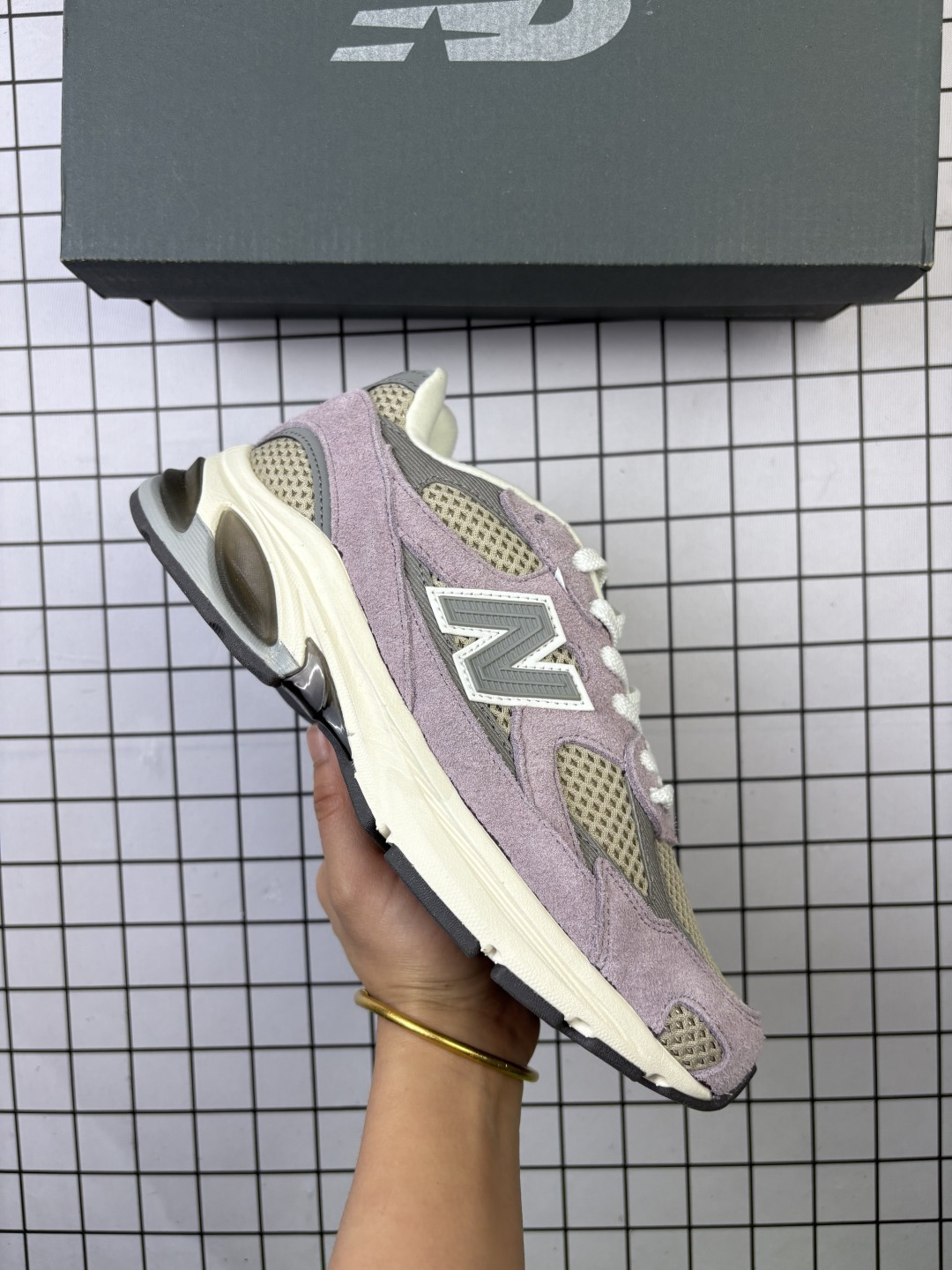 🈴💰150
New Balance 2010系列 
新百伦 复古老爹风网布跑步休闲运动鞋
新百伦经典配色 沿袭了面世之初的经典科技 以ENCAP中底配以升级版 N-ERGY缓震物料 鞋面则采用特色的柔软麂皮搭以NewBalance经典的尼龙网布 低调中还原跑鞋本真 更年轻化的设计理念与材质 让新世代青年得以用全新视角体验经典鞋款的传奇魅力
货号:U2010RCA
尺码:36 37 37.5 38 38.5 39.5 40 40.5 41.5 42 42.5 43 44 45
编码764