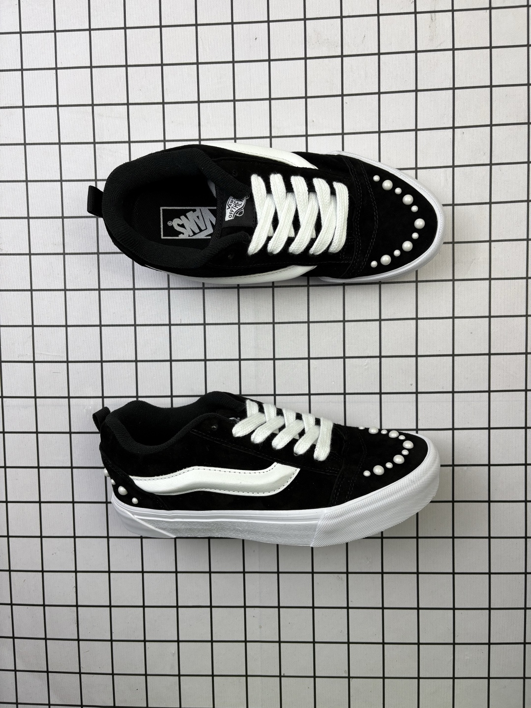💰110
Vans Knu-Skool 冬季加绒保暖系列 万斯低帮休闲百搭面包板鞋 尺码：35 36 36.5 37 38 38.5 39 40 40.5 41 42 42.5 43 44 
编码648
35-44