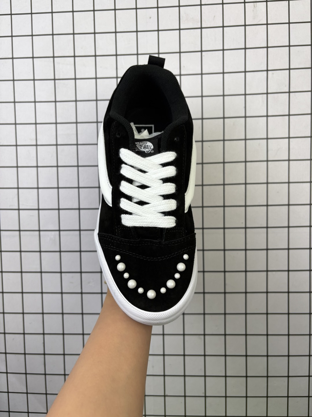 💰110
Vans Knu-Skool 冬季加绒保暖系列 万斯低帮休闲百搭面包板鞋 尺码：35 36 36.5 37 38 38.5 39 40 40.5 41 42 42.5 43 44 
编码648
35-44