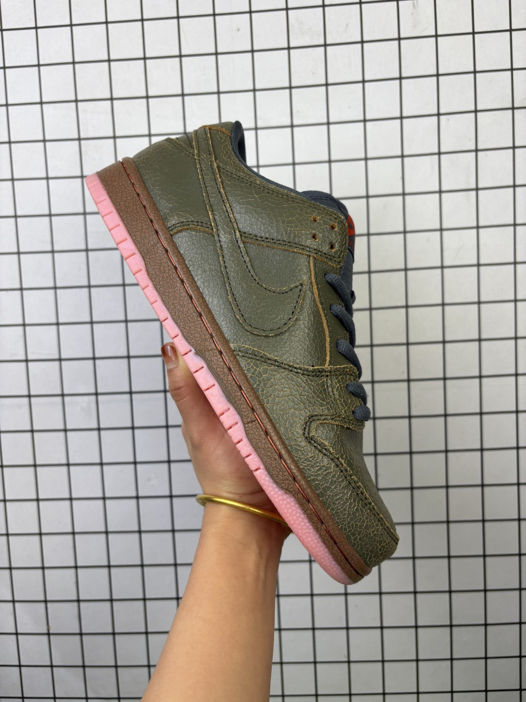 💰130
耐克 Nike SB Dunk Low Pro 男/女滑板鞋 经典复古运动鞋
采用低帮设计,塑就经典 Dunk 风格。鞋垫后跟搭载 Zoom Air 气垫,加衬鞋舌带来舒适的畅滑体验。
鞋垫后跟搭载 Zoom Air 气垫,缔造出色的回弹缓震性能
加衬鞋舌为足背带来舒适感受
圆形底纹,铸就多向抓地表现
橡胶外底结合全包缝制设计,柔韧耐穿。
货号:HV1668
尺码:36-45半
编码707