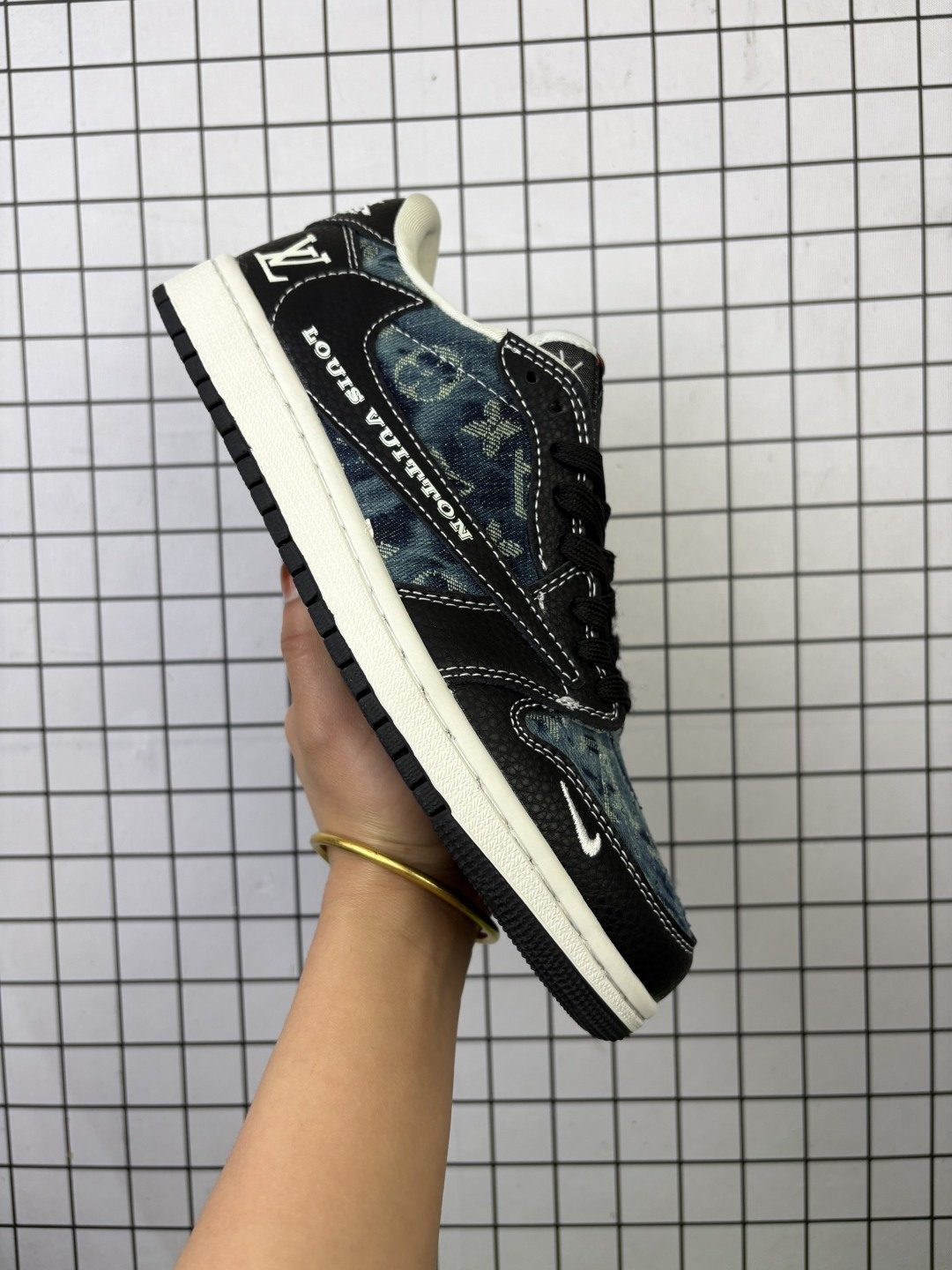 AJ1倒勾联名Travis Scott x Air Jordan 1 ” Reverse Mocha “ AJ1乔1 TS 闪电 联名倒钩 低帮文化篮球鞋 完美品质出货 细节如图所示 鞋面切割工整 冲孔整齐干净 中底拉帮线 整体清洁度非常好 货号:LD2028 编码金