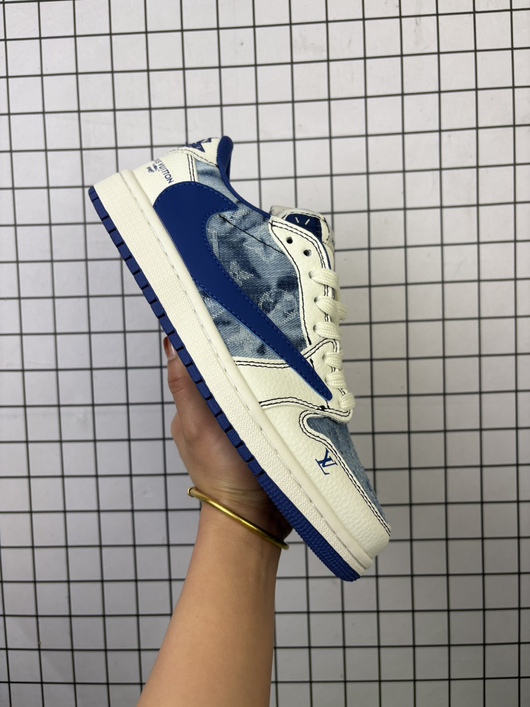 💰110
AJ1倒勾联名Travis Scott x Air Jordan 1 ” Reverse Mocha “ AJ1乔1 TS 闪电 联名倒钩 低帮文化篮球鞋 完美品质出货 细节如图所示  鞋面切割工整  冲孔整齐干净 中底拉帮线 整体清洁度非常好
货号:LD2028
尺码:36 36.5 37.5 38 38.5 39 40 40.5 41 42 42.5 43 44 45 
编码金