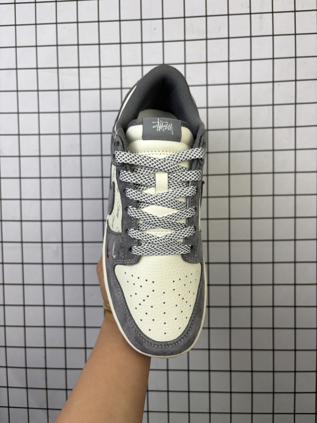 💰170
Nike/耐克 男女鞋真标半码制,全新2021版更新数据窄楦翘头版型,采用荔枝纹牛剖革组合猪巴革鞋鞋面材质,缜密拉帮中底布,鞋垫嵌EVA缓震物料及背胶,全新窄版翘头耐磨橡胶大底❗️创意定制联名配色,美国元祖街头潮牌-斯图西/Stussy x Nike By You SB Dunk Low Retro SP扣篮系列低帮休闲运动滑板板鞋“ YX5066-278
类型:男女鞋
码数:36 36.5 37.5 38 38.5 39 40 40.5 41 42 42.5 43 44 45
编码577