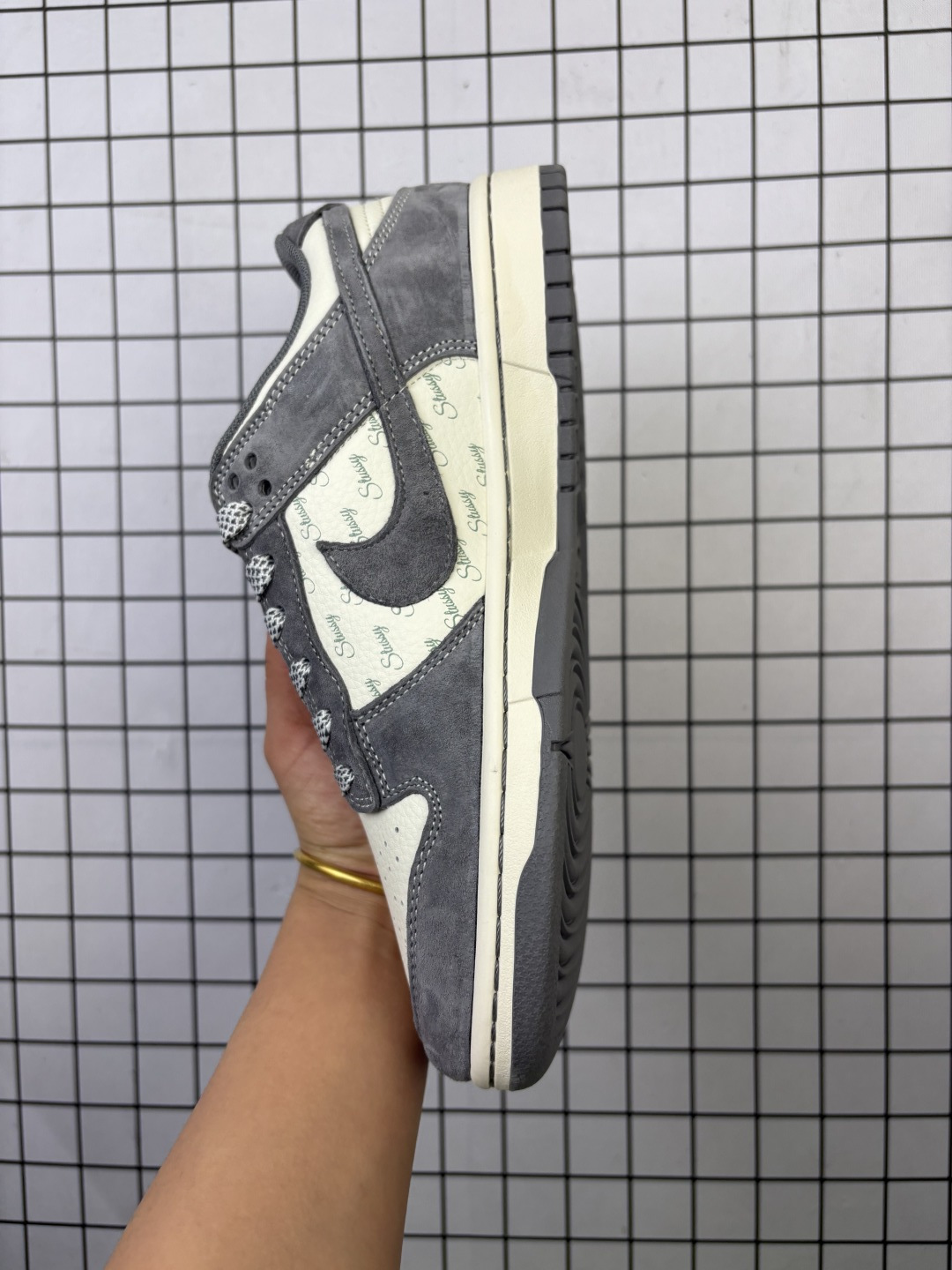 💰170
Nike/耐克 男女鞋真标半码制,全新2021版更新数据窄楦翘头版型,采用荔枝纹牛剖革组合猪巴革鞋鞋面材质,缜密拉帮中底布,鞋垫嵌EVA缓震物料及背胶,全新窄版翘头耐磨橡胶大底❗️创意定制联名配色,美国元祖街头潮牌-斯图西/Stussy x Nike By You SB Dunk Low Retro SP扣篮系列低帮休闲运动滑板板鞋“ YX5066-278
类型:男女鞋
码数:36 36.5 37.5 38 38.5 39 40 40.5 41 42 42.5 43 44 45
编码577