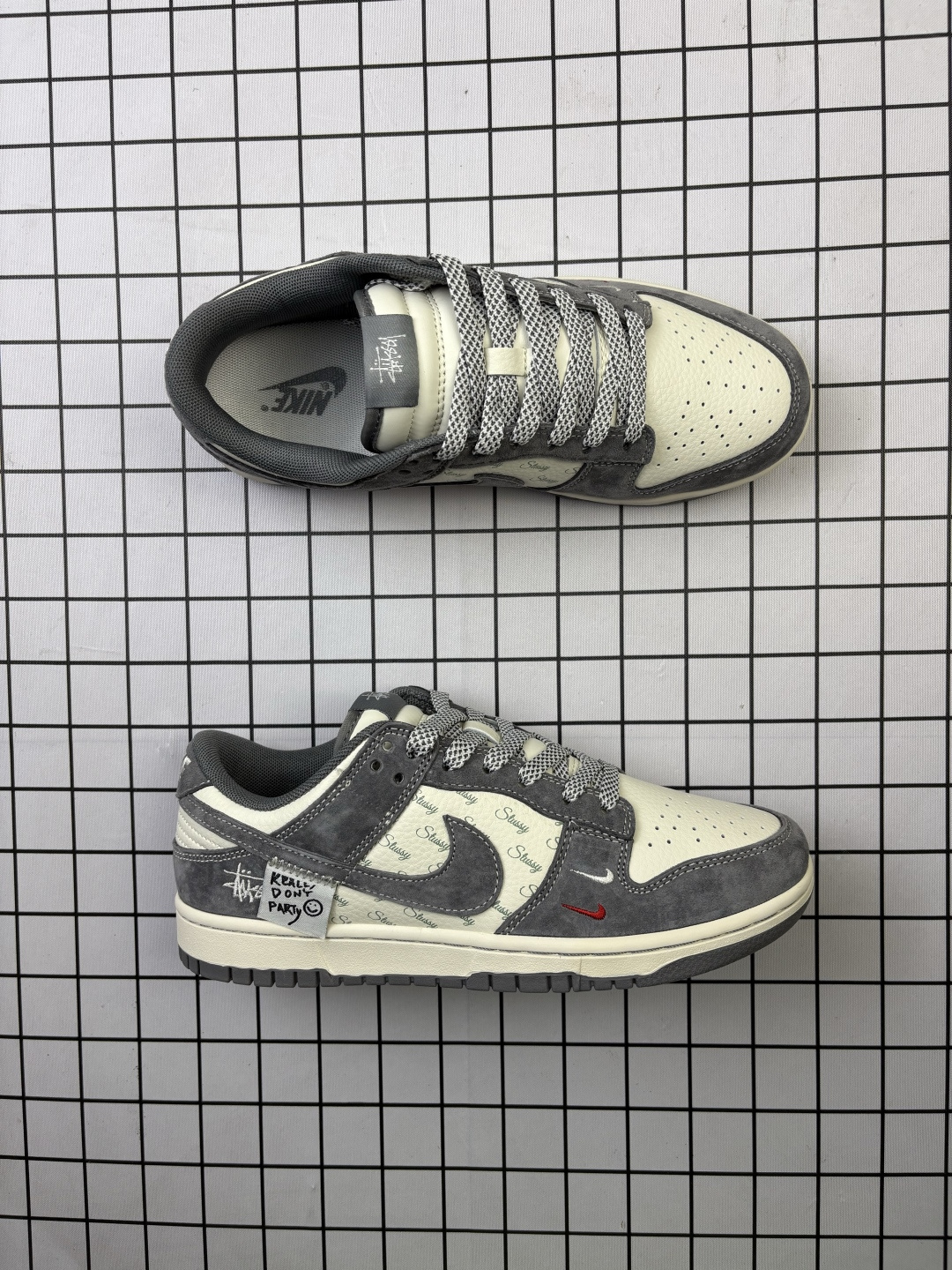 💰170
Nike/耐克 男女鞋真标半码制,全新2021版更新数据窄楦翘头版型,采用荔枝纹牛剖革组合猪巴革鞋鞋面材质,缜密拉帮中底布,鞋垫嵌EVA缓震物料及背胶,全新窄版翘头耐磨橡胶大底❗️创意定制联名配色,美国元祖街头潮牌-斯图西/Stussy x Nike By You SB Dunk Low Retro SP扣篮系列低帮休闲运动滑板板鞋“ YX5066-278
类型:男女鞋
码数:36 36.5 37.5 38 38.5 39 40 40.5 41 42 42.5 43 44 45
编码577