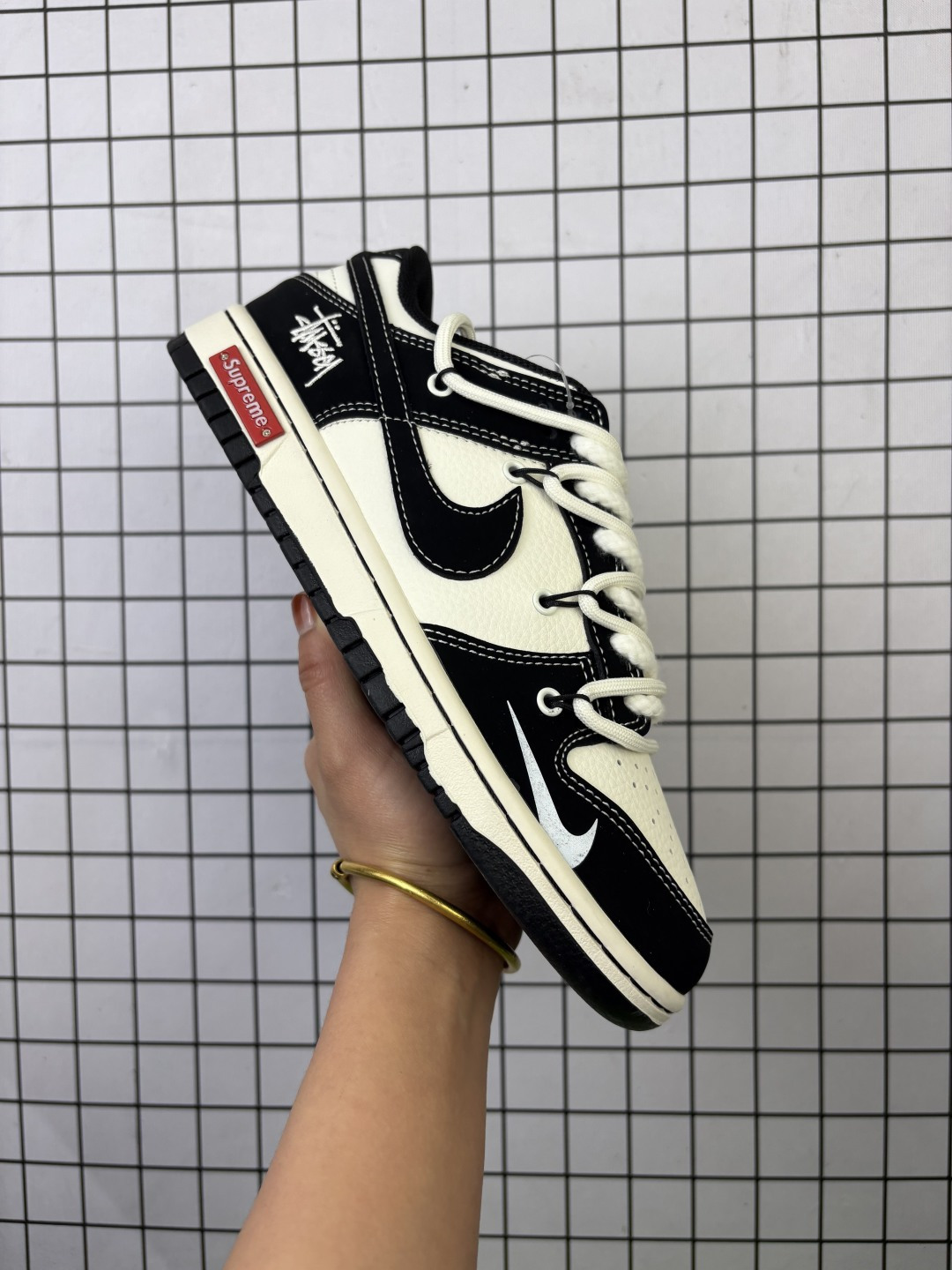 💰170
Nike/耐克 男女鞋真标半码制，全新2021版更新数据窄楦翘头版型，采用荔枝纹牛剖革组合猪巴革鞋鞋面材质，缜密拉帮中底布，鞋垫嵌EVA缓震物料及背胶，全新窄版翘头耐磨橡胶大底❗️创意定制联名配色,美国元祖街头潮牌-斯图西/Stussy x Nike By You SB Dunk Low Retro SP扣篮系列低帮休闲运动滑板板鞋“ YX5066-278

类型：男女鞋
码数：36 36.5 37.5 38 38.5 39 40 40.5 41 42 42.5 43 44 45
编码577