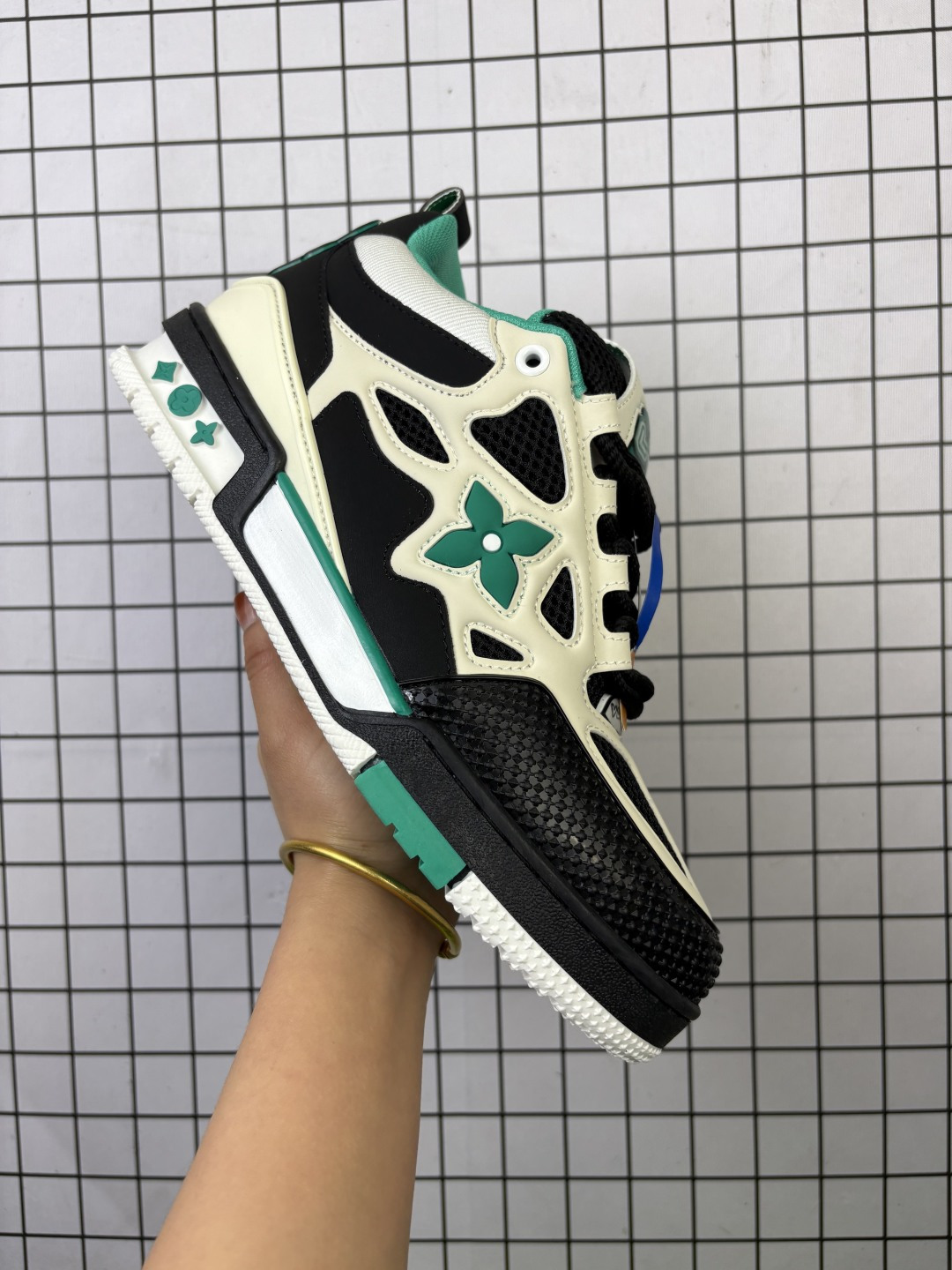 💰170 公司级 路易威登 Louis Vuitton LV路易威登板鞋 时尚运动鞋潮厚底增高男女鞋。舒适防滑底和百搭性霸屏整个时尚娱乐圈，细节调整完美主义！采用柔软帆布皮革拼接鞋面，独家开模大底， 侧边采用3D打印标志性Logo 尽显贵族时尚气息，配带正品全套包装。全新LV路易威登Louis vuitton Trainer Sneaker Low 休闲运动文化百搭板鞋。 编码：788 36-46