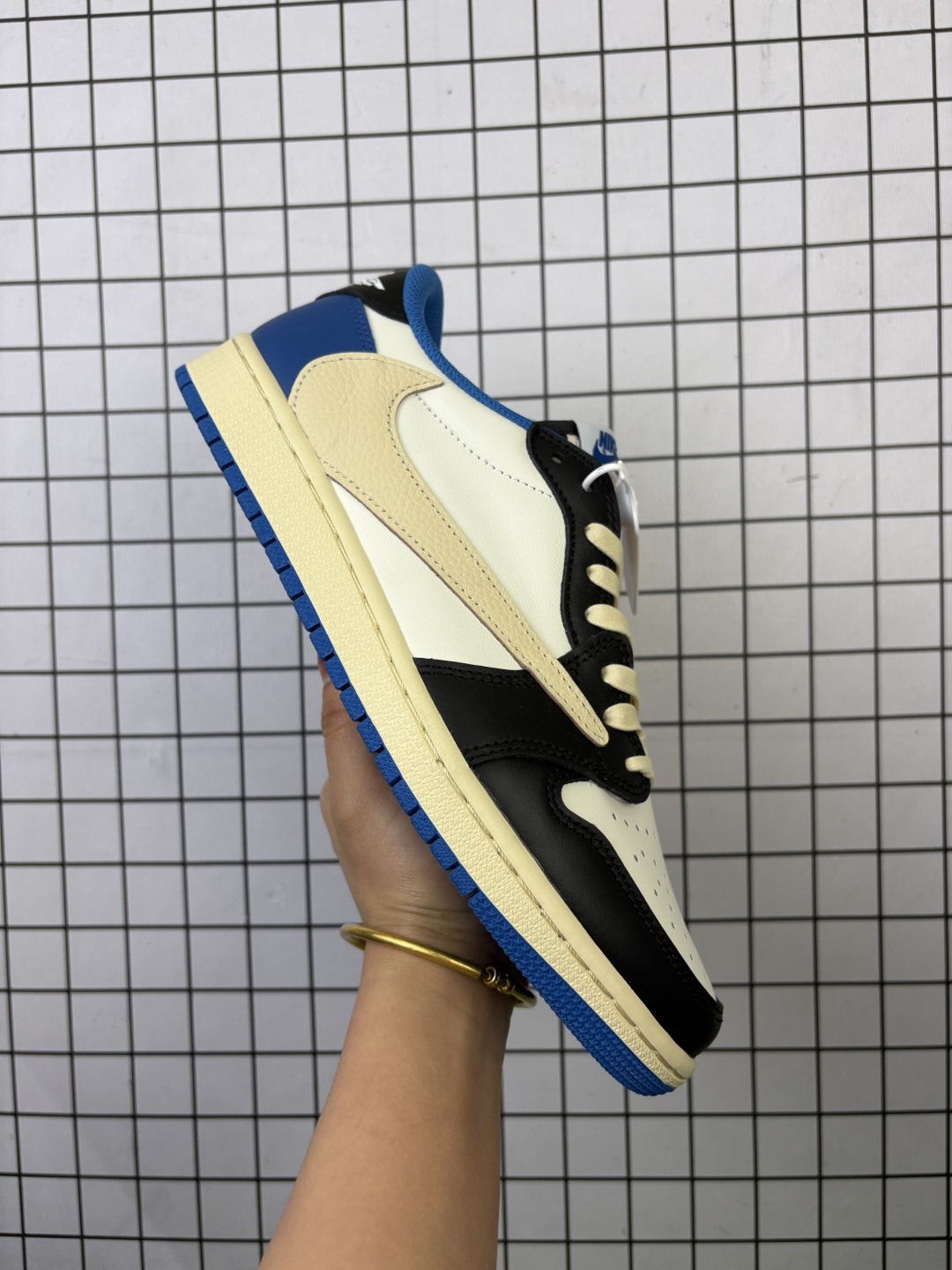 💰180
公司级✅AJ1倒勾Travis Scott x Air Jordan 1 ” Reverse Mocha “ AJ1乔1 TS 闪电 联名倒钩 低帮文化篮球鞋 完美品质出货 细节如图所示  鞋面切割工整  冲孔整齐干净 中底拉帮线 整体清洁度非常好·货号：DM7866-162
尺码：36 36.5 37 38 38.5 39 40 40.5 41 42 42.5 43 44 45 46 47 48.5
编码719