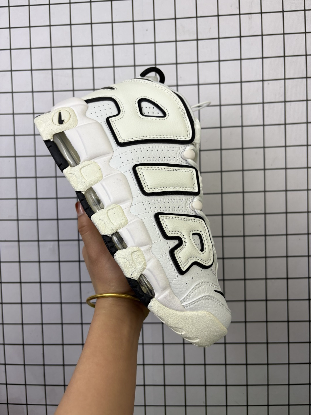 💰230 公司级✅Nike Air More Uptempo皮蓬大AIR撕纸篮球鞋 白淡蓝 Nike将推出新款 Air More Uptempo，它以白色，橄榄球灰色和迷幻蓝色为配色，整体采用渐变色的手法，从鞋头至后跟逐渐加深。在鞋面上，依旧沿用用皮革制成的大型传统“ AIR”字样，并在鞋头与鞋跟以及鞋底处饰以专用徽标。白淡蓝DJ5159-400外星人DD9223-100橙蓝紫DH0624-500白黄DM035-100白橙DH4968-100北卡蓝415082-103北卡蓝921948-101奥运蓝415082-104湖人队DC7300-400灰黑白415082-005灰黑白921948-002牛仔布415082-404男牛仔布CJ6125-100熊猫414962-105 编码：719 36-46