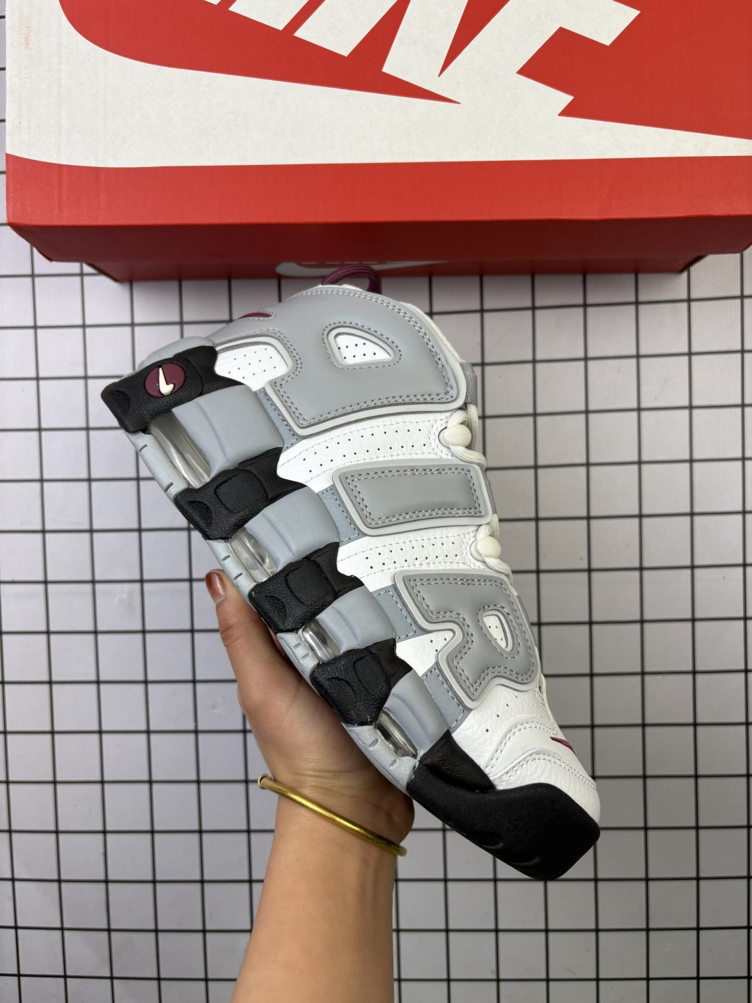 🈴💰230 公司级✅Nike Air More Uptempo皮蓬大AIR撕纸篮球鞋 白淡蓝 Nike将推出新款 Air More Uptempo，它以白色，橄榄球灰色和迷幻蓝色为配色，整体采用渐变色的手法，从鞋头至后跟逐渐加深。在鞋面上，依旧沿用用皮革制成的大型传统“ AIR”字样，并在鞋头与鞋跟以及鞋底处饰以专用徽标。白淡蓝DJ5159-400外星人DD9223-100橙蓝紫DH0624-500白黄DM035-100白橙DH4968-100北卡蓝415082-103北卡蓝921948-101奥运蓝415082-104湖人队DC7300-400灰黑白415082-005灰黑白921948-002牛仔布415082-404男牛仔布CJ6125-100熊猫414962-105 编码：719 36-46