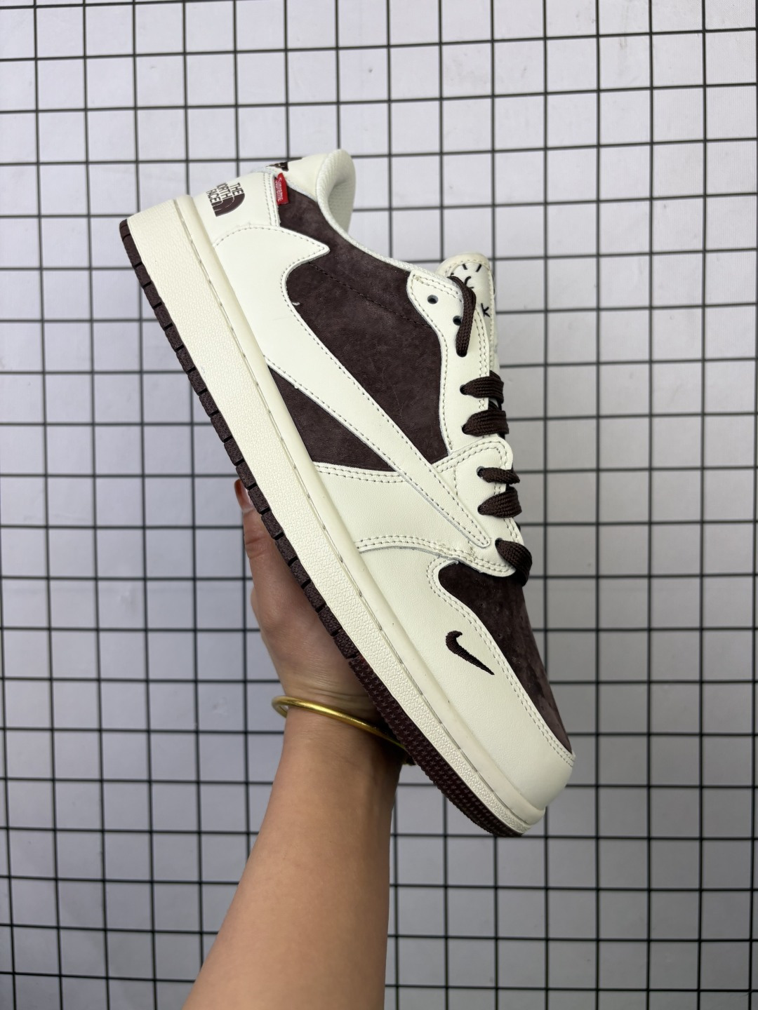 💰240
公司级✅AJ1倒勾Travis Scott x Air Jordan 1 ” Reverse Mocha “ AJ1乔1 TS 闪电 联名倒钩 低帮文化篮球鞋 完美品质出货 细节如图所示  鞋面切割工整  冲孔整齐干净 中底拉帮线 整体清洁度非常好·货号：DM7866-162
尺码：36 36.5 37 38 38.5 39 40 40.5 41 42 42.5 43 44 45 
编码元