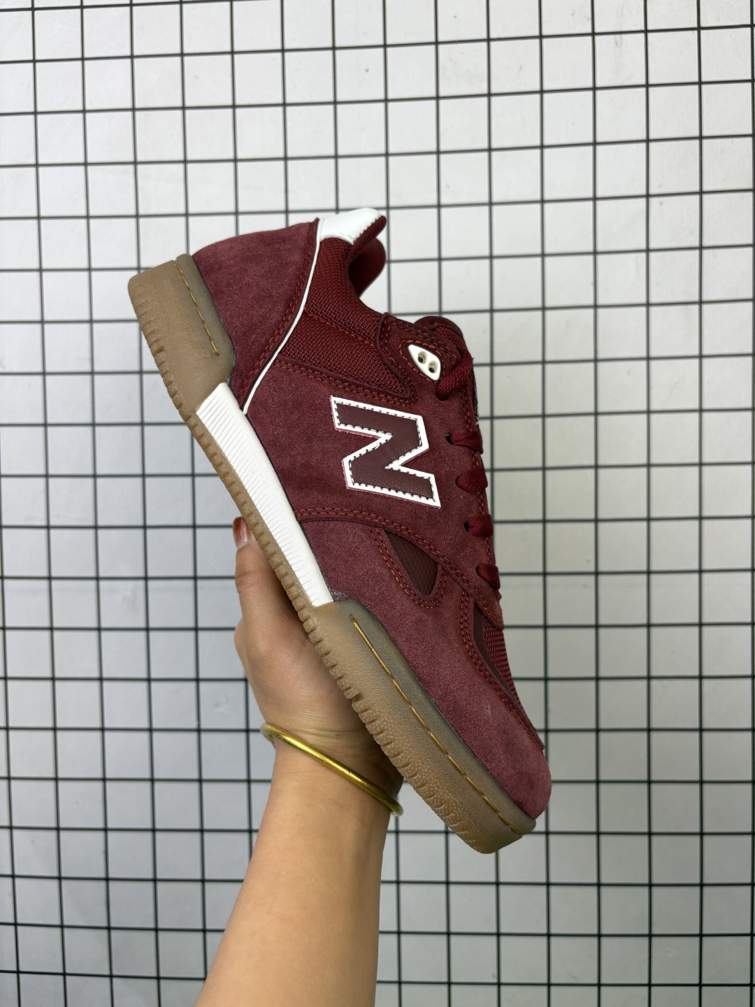 💰120 New Balance NB 600 休闲舒适 耐磨轻便 低帮 板鞋 男女同款 黑白 以更纯粹的复古风格设计打造的全新造型。侧身还以解构设计，将 N 字标志以做旧压花样式呈现，样式别具新意。而麂皮、冲孔皮革的塑造，则呈现出高级怀旧气质，也让鞋款在奢华时装风格与运动氛围之间达到了平衡。 货号：NM600WTA Size36-45 编码给L