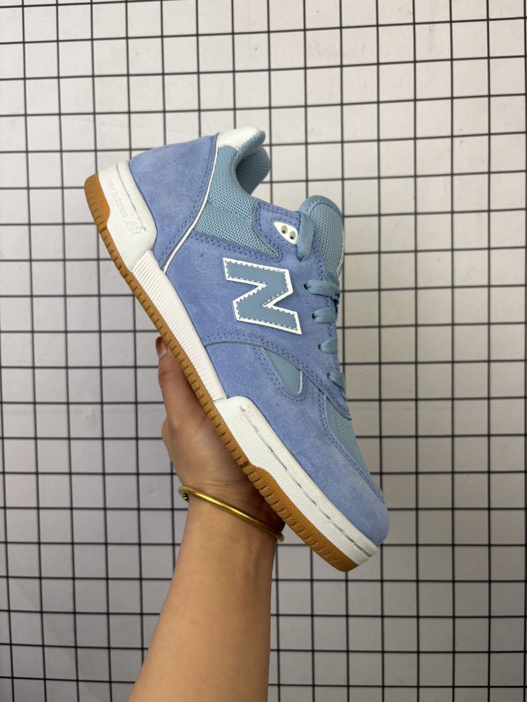 💰120 New Balance NB 600 休闲舒适 耐磨轻便 低帮 板鞋 男女同款 黑白 以更纯粹的复古风格设计打造的全新造型。侧身还以解构设计，将 N 字标志以做旧压花样式呈现，样式别具新意。而麂皮、冲孔皮革的塑造，则呈现出高级怀旧气质，也让鞋款在奢华时装风格与运动氛围之间达到了平衡。 货号：NM600WTA Size36-45 编码给L