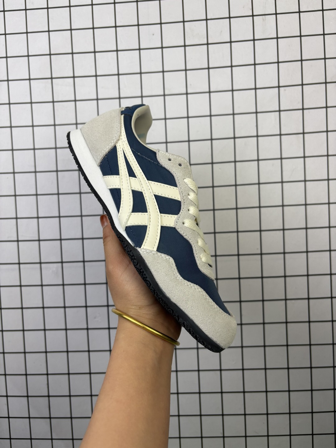 💰110 Onitsuka Tiger鬼塚虎男女运动休闲鞋百搭轻便透气休闲鞋子SERRANO™ 中性运动鞋，Serrano系类是鬼塚虎多年来的畅销款之一，以马德里的塞拉诺大街命名，有为数众多的不同配色款。采用透气皮革+合成材料拼接的鞋面，真皮内里穿着舒适；特征为前部略上翘，薄底，中底采用solyte材料，EVA中底；轻巧而有弹性，穿着非常舒适。橡胶大底，不过有值友反馈不是很防滑，雨天慎穿。 货号：1183B400-407 编码:771 36-45