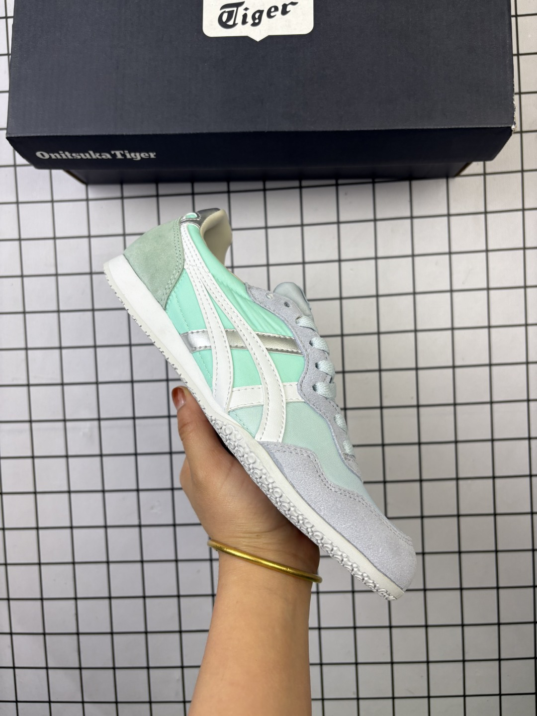 🈴💰110 Onitsuka Tiger鬼塚虎男女运动休闲鞋百搭轻便透气休闲鞋子SERRANO™ 中性运动鞋，Serrano系类是鬼塚虎多年来的畅销款之一，以马德里的塞拉诺大街命名，有为数众多的不同配色款。采用透气皮革+合成材料拼接的鞋面，真皮内里穿着舒适；特征为前部略上翘，薄底，中底采用solyte材料，EVA中底；轻巧而有弹性，穿着非常舒适。橡胶大底，不过有值友反馈不是很防滑，雨天慎穿。 货号：1183B400-407 编码:771 36-45