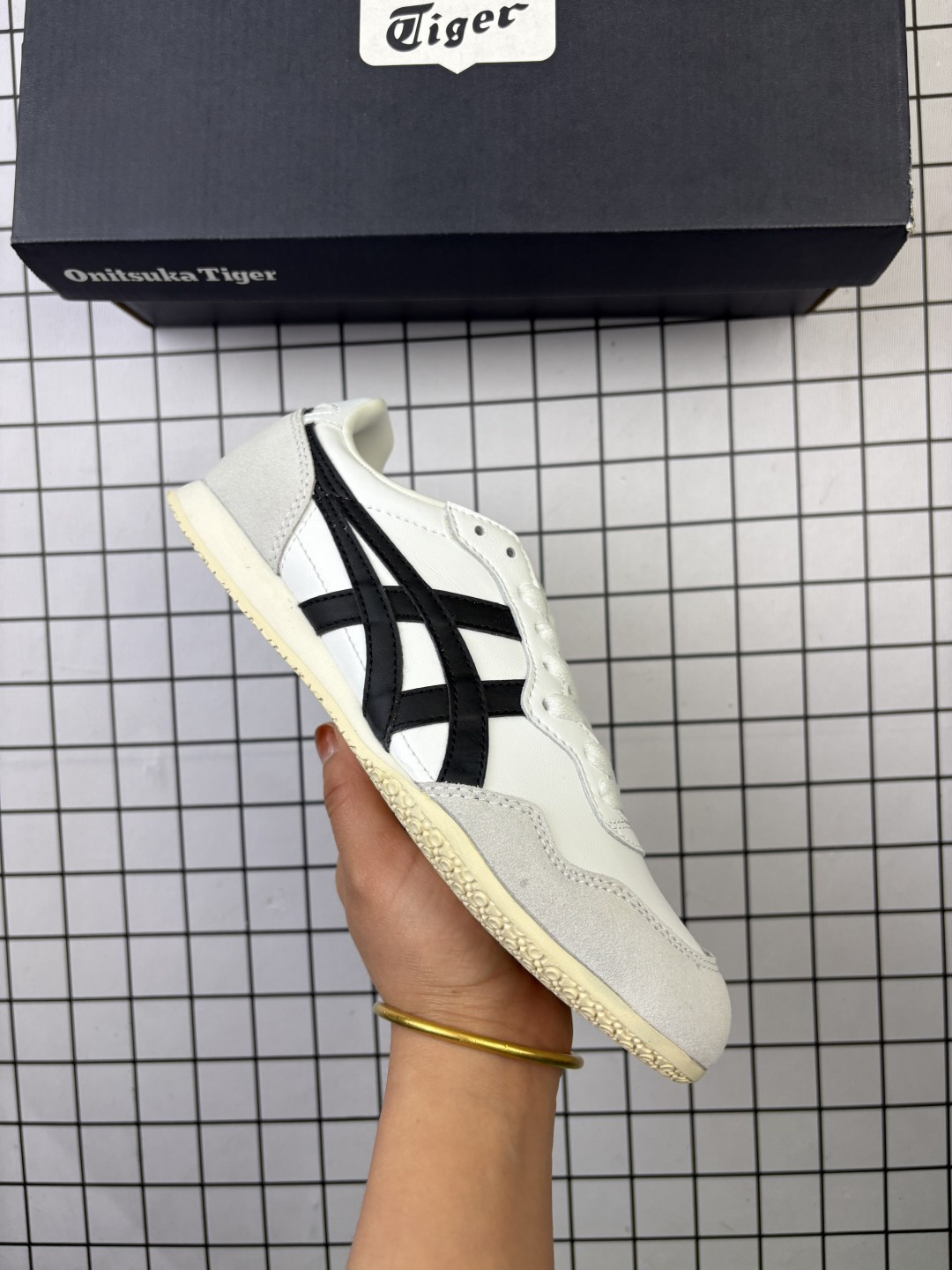 🈴💰110 Onitsuka Tiger鬼塚虎男女运动休闲鞋百搭轻便透气休闲鞋子SERRANO™ 中性运动鞋,Serrano系类是鬼塚虎多年来的畅销款之一,以马德里的塞拉诺大街命名,有为数众多的不同配色款。采用透气皮革+合成材料拼接的鞋面,真皮内里穿着舒适;特征为前部略上翘,薄底,中底采用solyte材料,EVA中底;轻巧而有弹性,穿着非常舒适。橡胶大底,不过有值友反馈不是很防滑,雨天慎穿。 货号:1183B400-407 编码:771 36-45