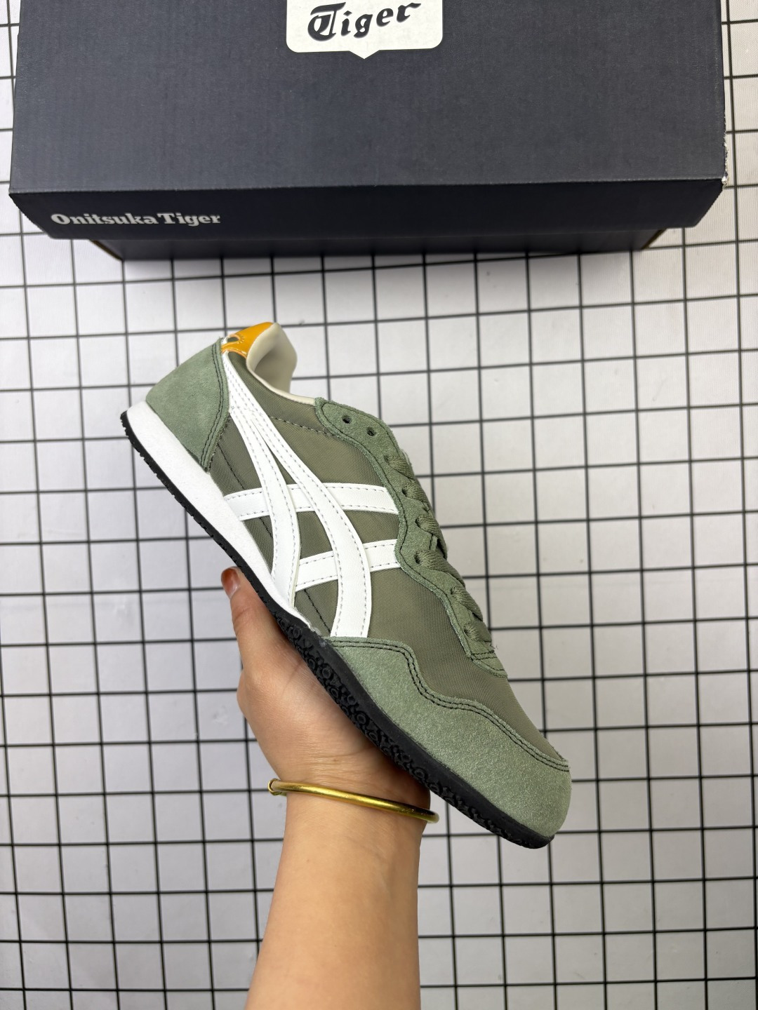 🈴💰110 Onitsuka Tiger鬼塚虎男女运动休闲鞋百搭轻便透气休闲鞋子SERRANO™ 中性运动鞋,Serrano系类是鬼塚虎多年来的畅销款之一,以马德里的塞拉诺大街命名,有为数众多的不同配色款。采用透气皮革+合成材料拼接的鞋面,真皮内里穿着舒适;特征为前部略上翘,薄底,中底采用solyte材料,EVA中底;轻巧而有弹性,穿着非常舒适。橡胶大底,不过有值友反馈不是很防滑,雨天慎穿。 货号:1183B400-407 编码:771 36-45