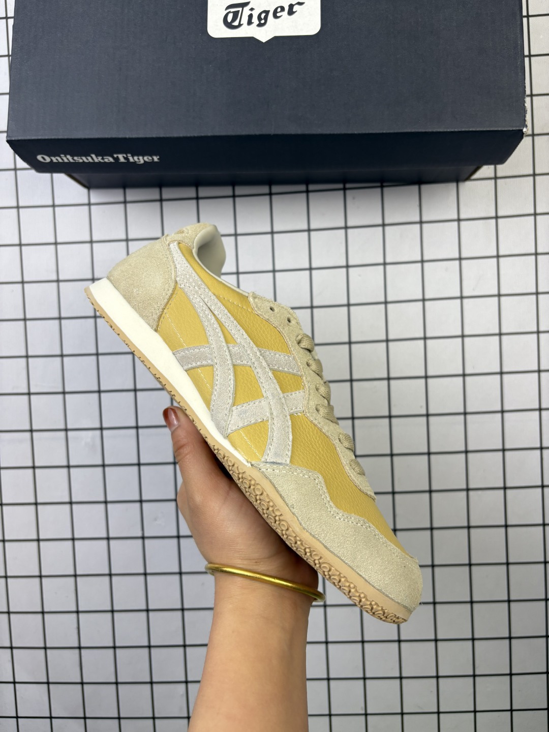 🈴💰110 Onitsuka Tiger鬼塚虎男女运动休闲鞋百搭轻便透气休闲鞋子SERRANO™ 中性运动鞋,Serrano系类是鬼塚虎多年来的畅销款之一,以马德里的塞拉诺大街命名,有为数众多的不同配色款。采用透气皮革+合成材料拼接的鞋面,真皮内里穿着舒适;特征为前部略上翘,薄底,中底采用solyte材料,EVA中底;轻巧而有弹性,穿着非常舒适。橡胶大底,不过有值友反馈不是很防滑,雨天慎穿。 货号:1183B400-407 编码:771 36-45