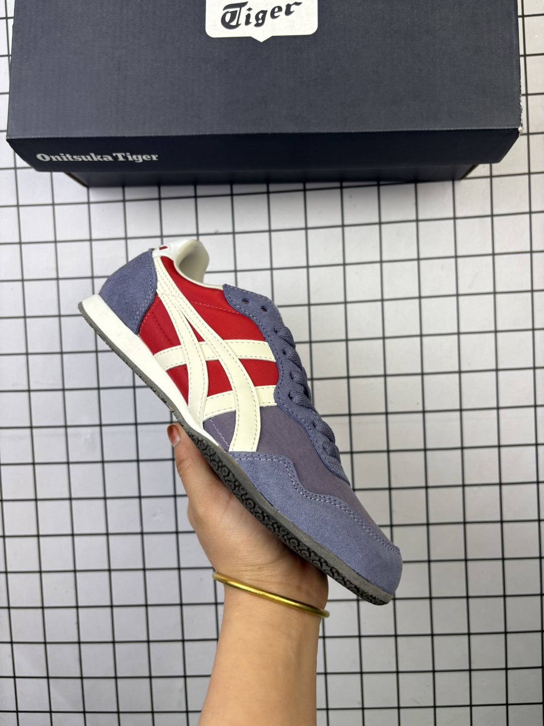 🈴💰110 Onitsuka Tiger鬼塚虎男女运动休闲鞋百搭轻便透气休闲鞋子SERRANO™ 中性运动鞋，Serrano系类是鬼塚虎多年来的畅销款之一，以马德里的塞拉诺大街命名，有为数众多的不同配色款。采用透气皮革+合成材料拼接的鞋面，真皮内里穿着舒适；特征为前部略上翘，薄底，中底采用solyte材料，EVA中底；轻巧而有弹性，穿着非常舒适。橡胶大底，不过有值友反馈不是很防滑，雨天慎穿。 货号：1183B400-407 编码:771 36-45