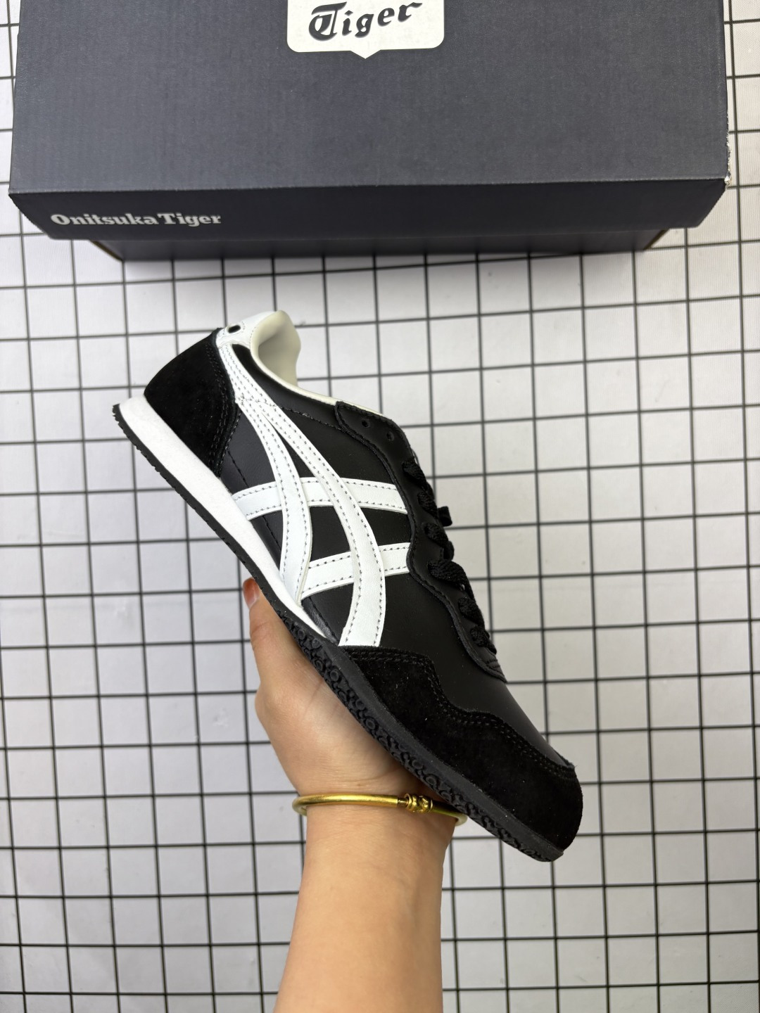 🈴💰110 Onitsuka Tiger鬼塚虎男女运动休闲鞋百搭轻便透气休闲鞋子SERRANO™ 中性运动鞋，Serrano系类是鬼塚虎多年来的畅销款之一，以马德里的塞拉诺大街命名，有为数众多的不同配色款。采用透气皮革+合成材料拼接的鞋面，真皮内里穿着舒适；特征为前部略上翘，薄底，中底采用solyte材料，EVA中底；轻巧而有弹性，穿着非常舒适。橡胶大底，不过有值友反馈不是很防滑，雨天慎穿。 货号：1183B400-407 编码:771 36-45