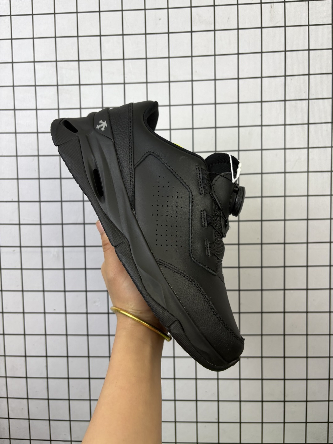 💰330 迪桑特DESCENTE ENERZITE LAVITATE 3.0 KNIT 时尚防滑 低帮跑步鞋 针织网布无缝拼接鞋面轻薄通透减少摩擦 进口Z FOAM缓震中底 舒适回弹动能加成 部分采用反光饰片 提升夜跑安全性 货号:D5231RRN07 尺码:39-44 编码DD